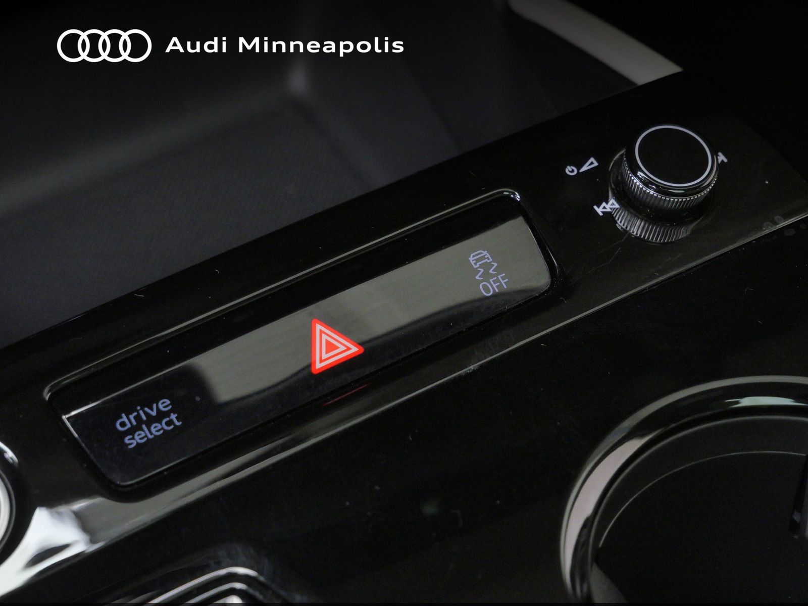 Thumbnail: 2025 Audi Q6 e-tron - 29
