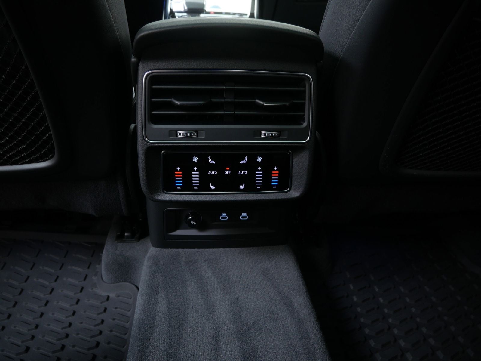 Thumbnail: 2026 Audi Q8 - 14