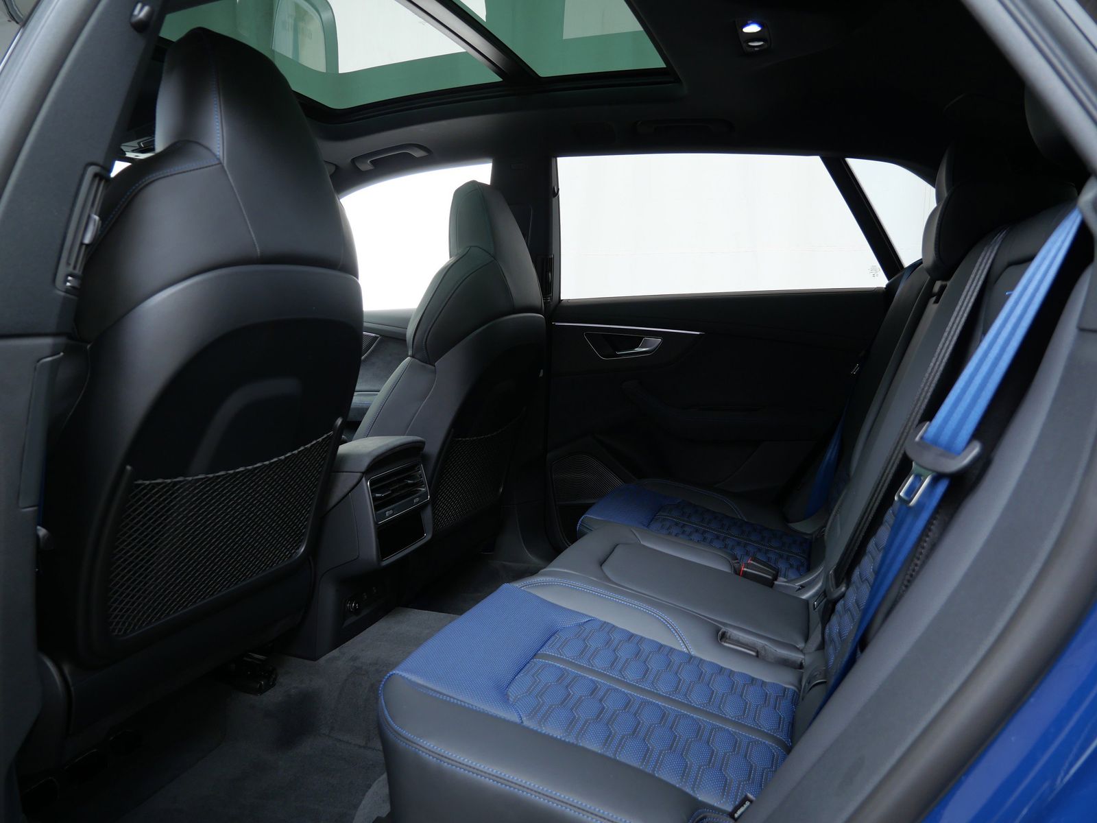 Thumbnail: 2026 Audi RS Q8 - 12