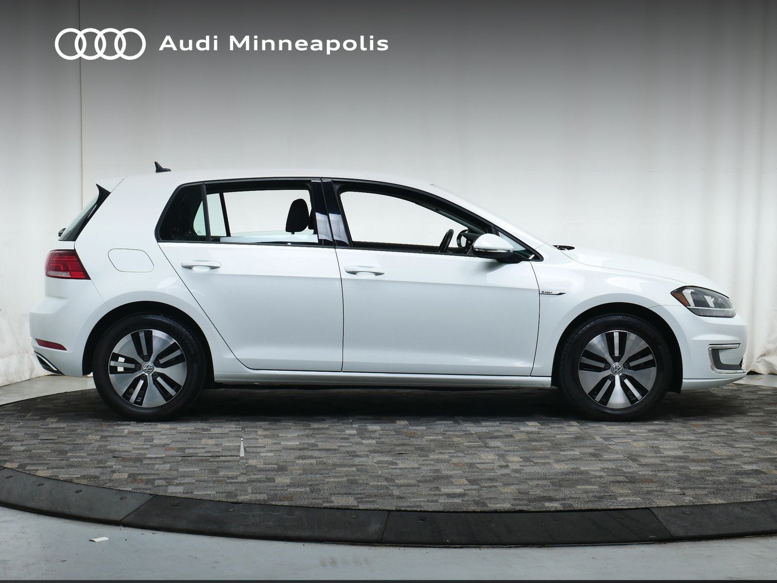 Thumbnail: 2018 Volkswagen e-Golf - 8