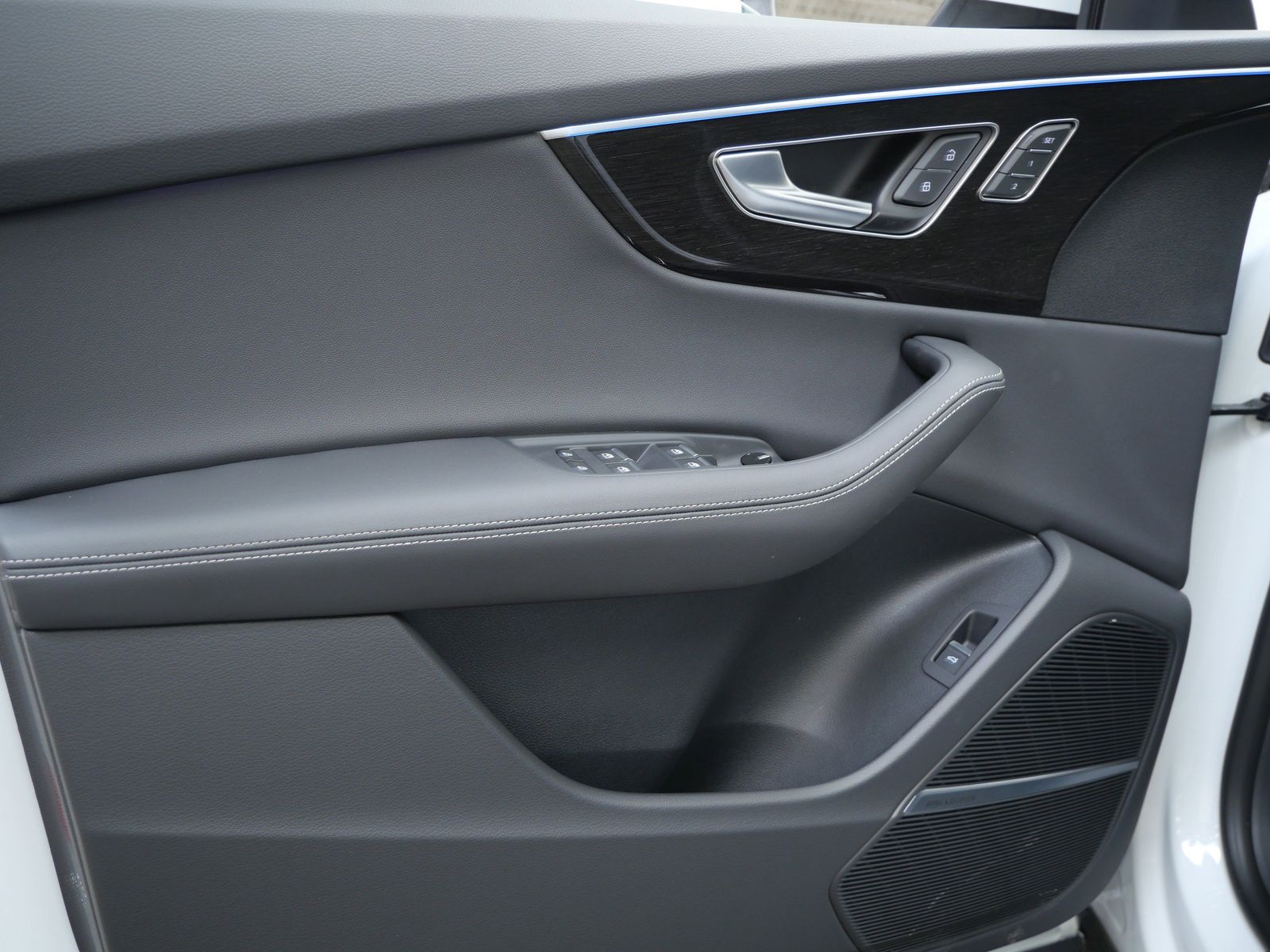 Thumbnail: 2026 Audi Q8 - 10