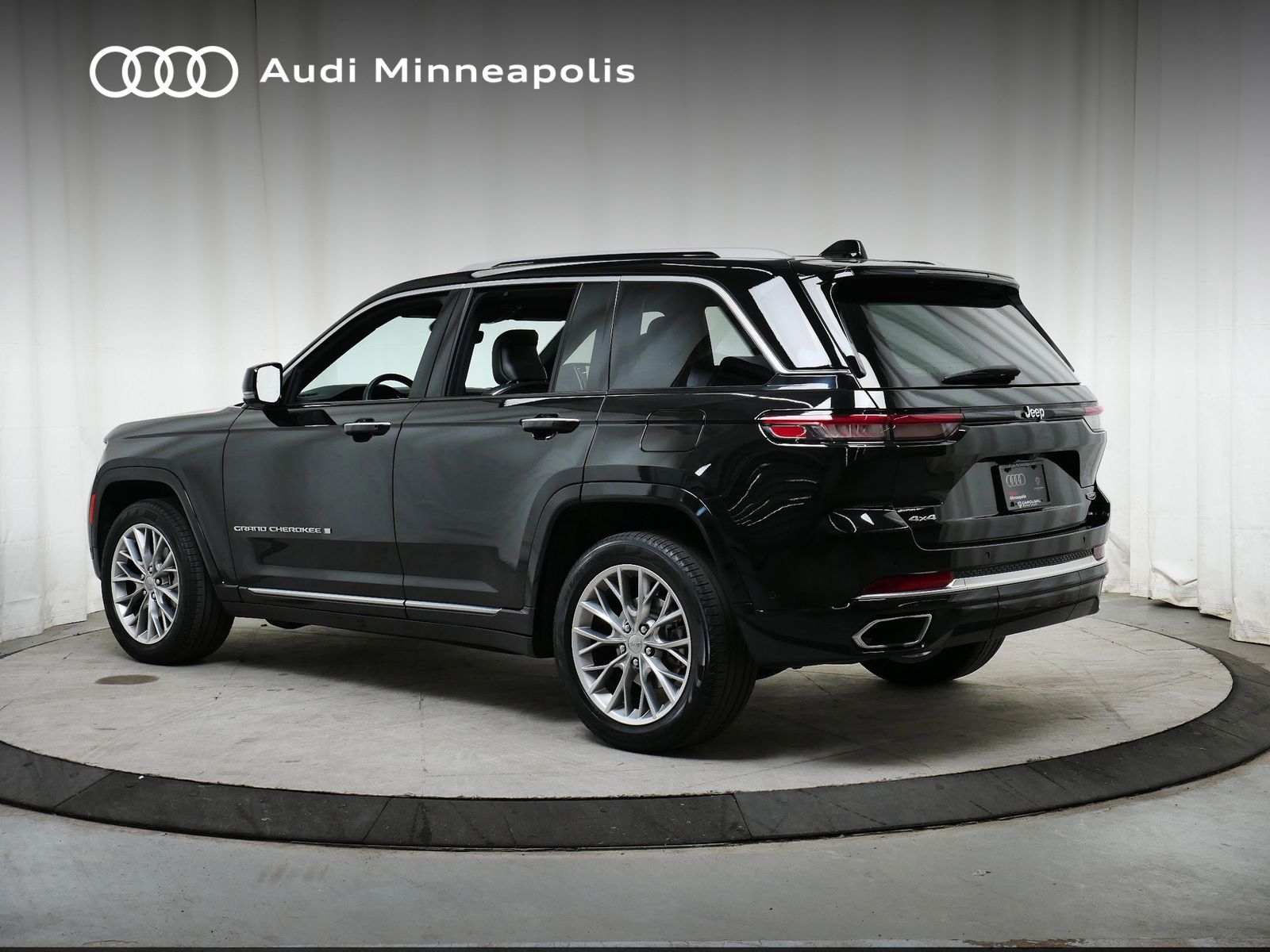 2023 Jeep Grand Cherokee Summit photo 4