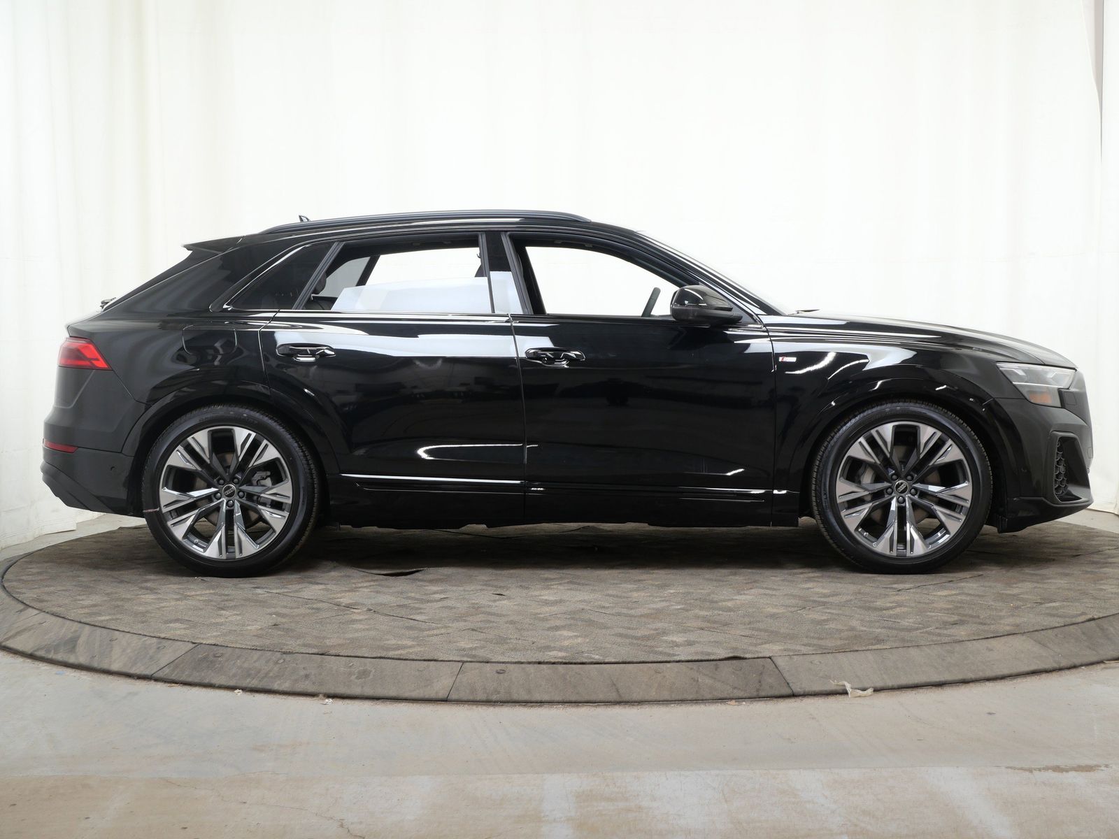 Thumbnail: 2026 Audi Q8 - 7