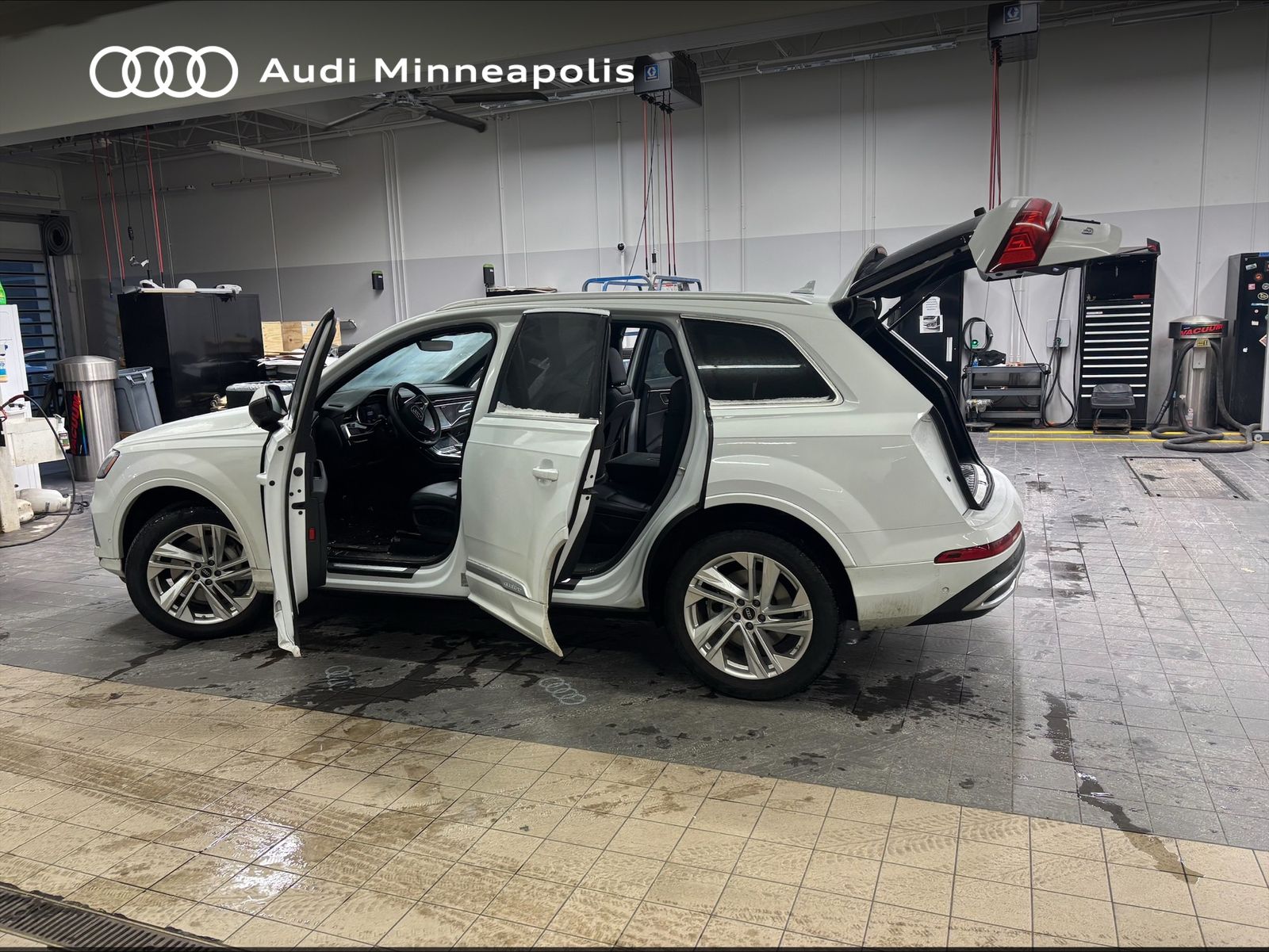 Thumbnail: 2023 Audi Q7 - 20