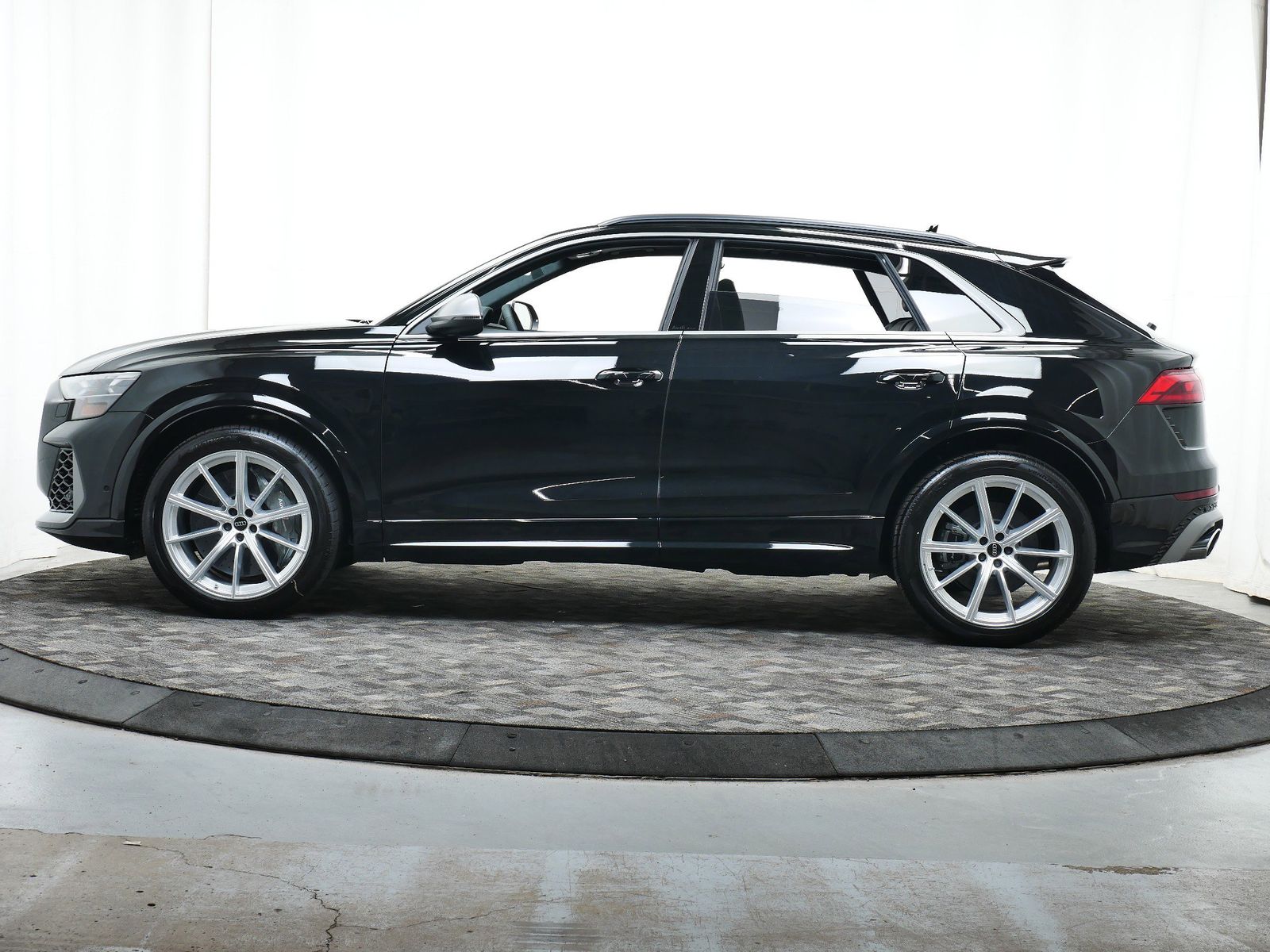 Thumbnail: 2025 Audi RS Q8 - 3