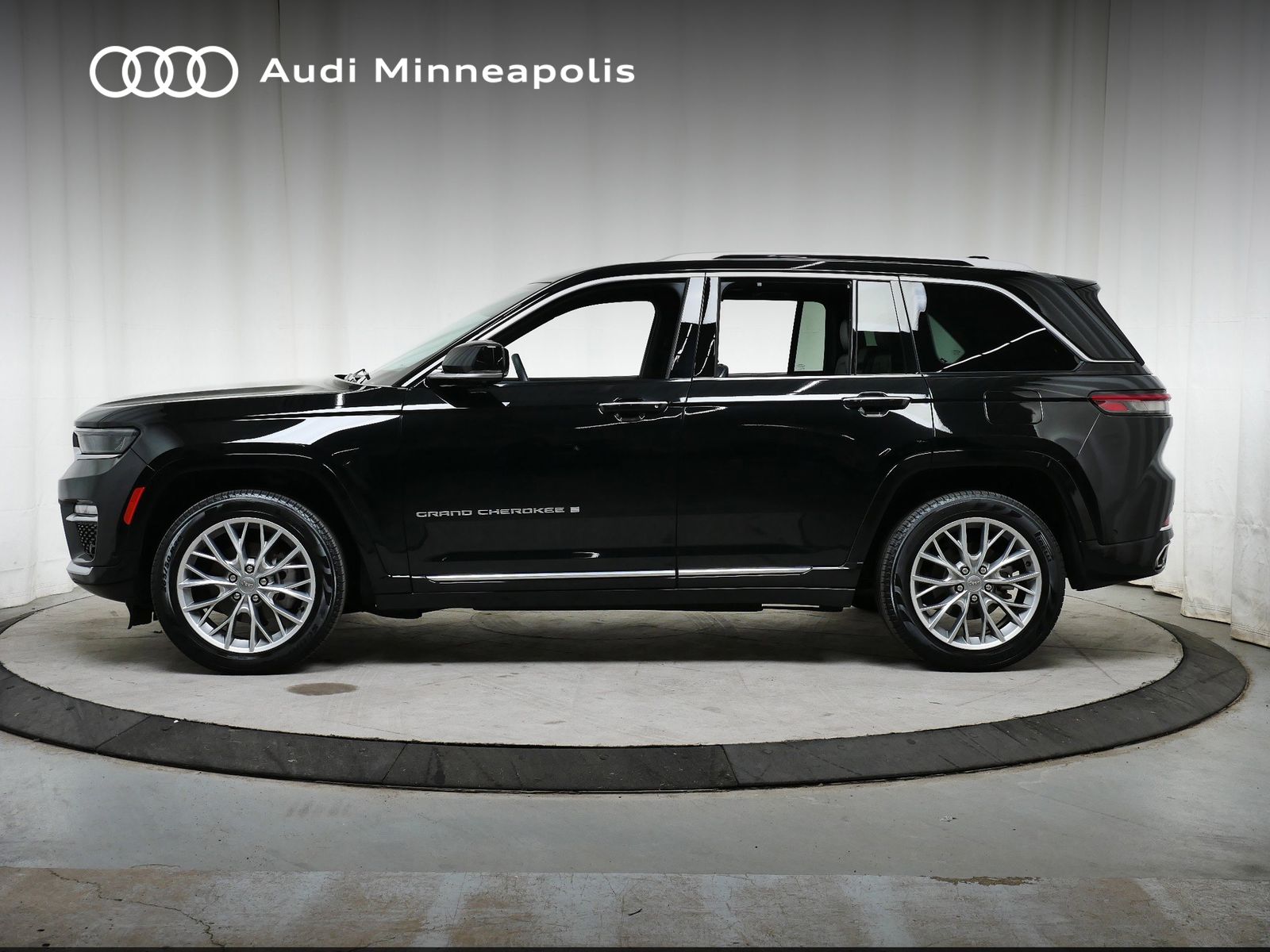 2023 Jeep Grand Cherokee Summit photo 3