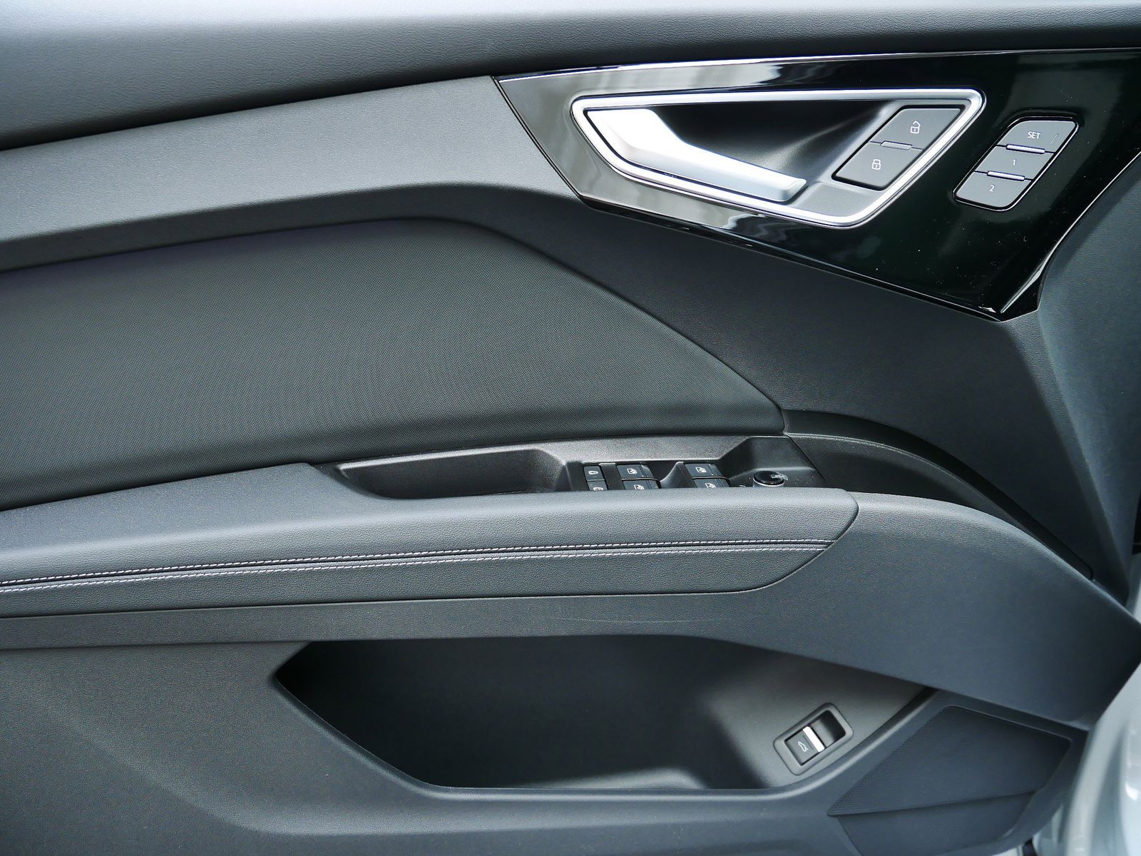 Thumbnail: 2025 Audi Q4 e-tron - 10