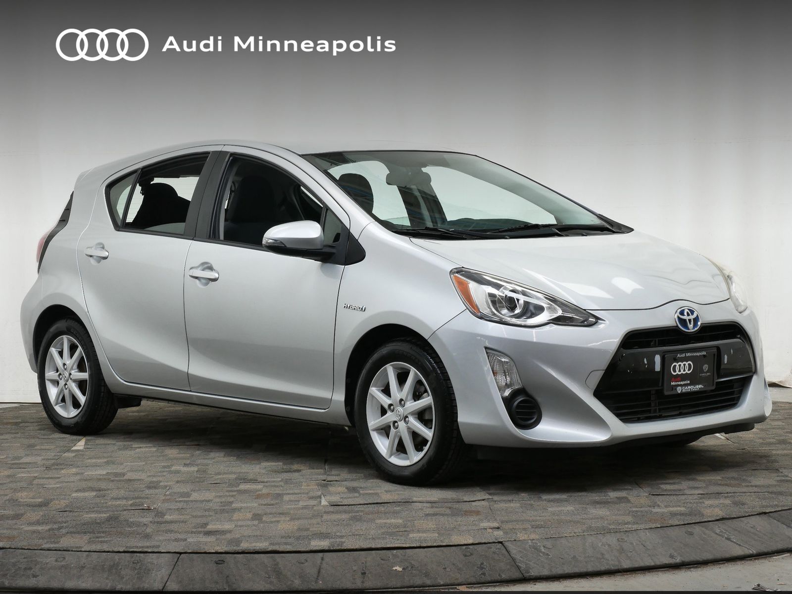 Thumbnail: 2015 Toyota Prius c - 8