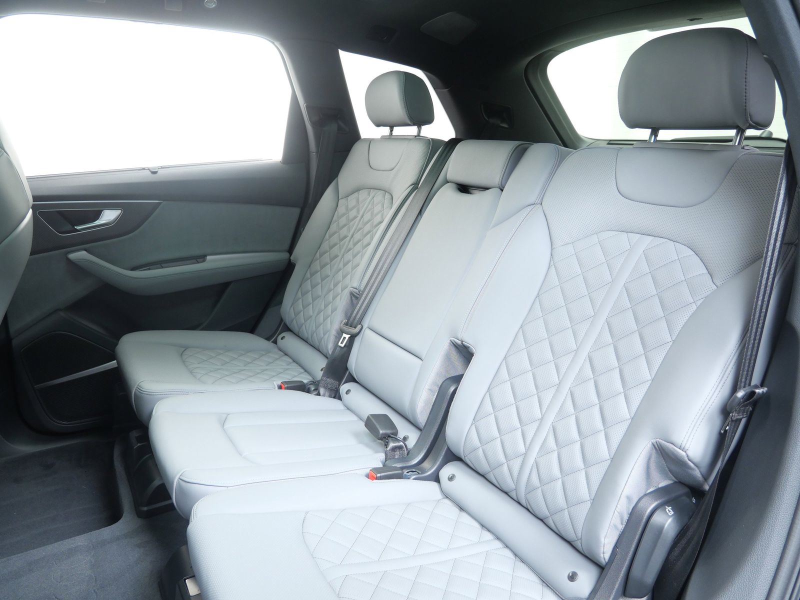 Thumbnail: 2026 Audi SQ7 - 12