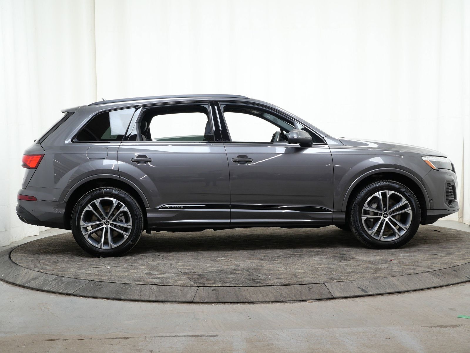 Thumbnail: 2026 Audi Q7 - 7