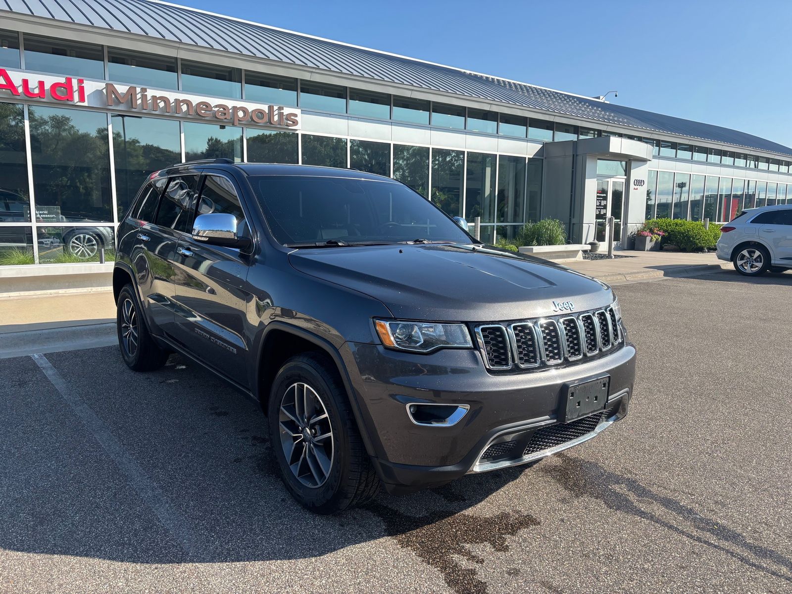 Thumbnail: 2017 Jeep Grand Cherokee - 3