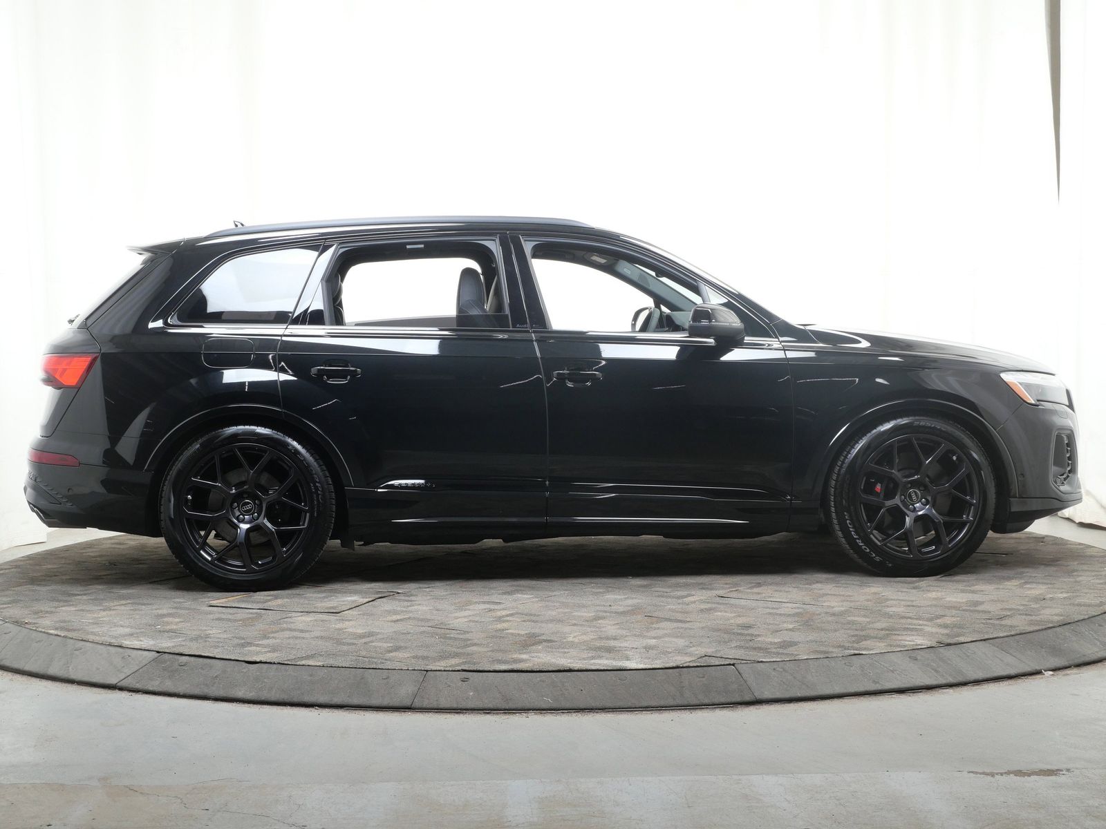 Thumbnail: 2026 Audi SQ7 - 7