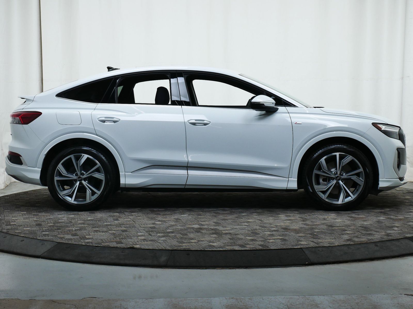 Thumbnail: 2025 Audi Q4 e-tron - 7