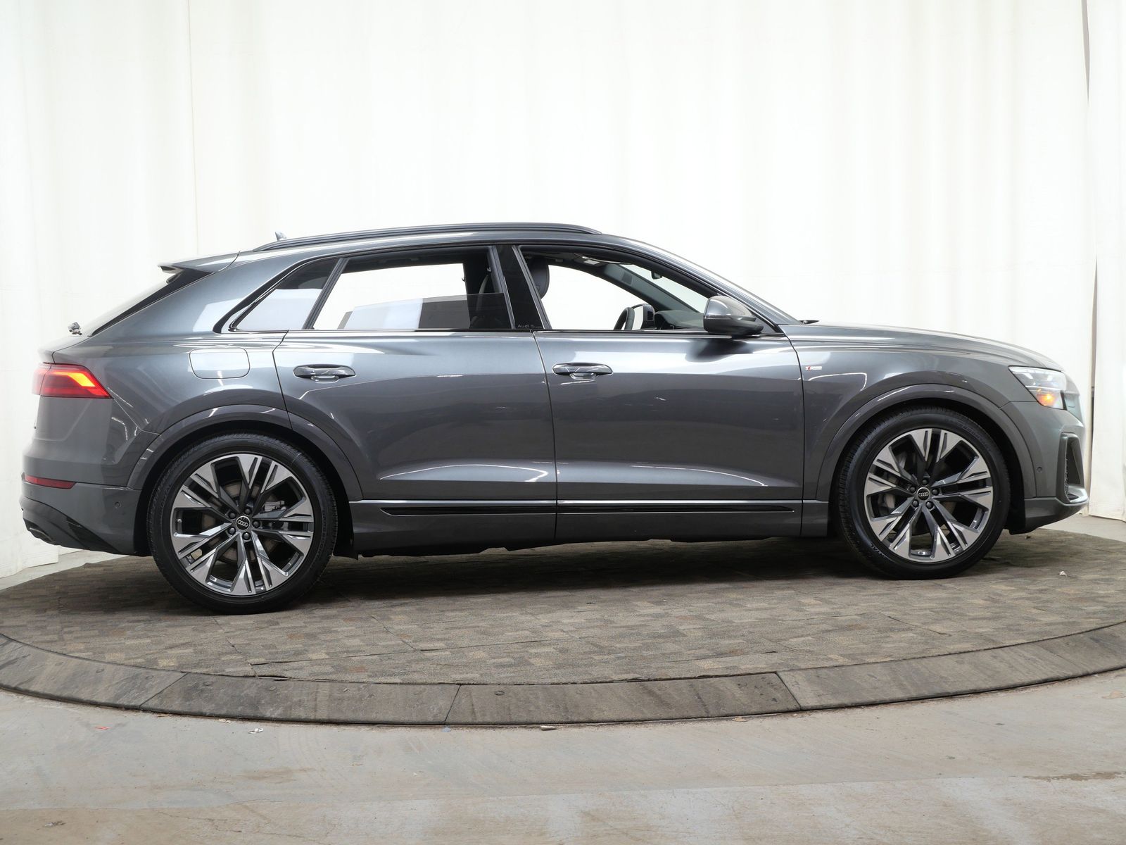 Thumbnail: 2026 Audi Q8 - 7