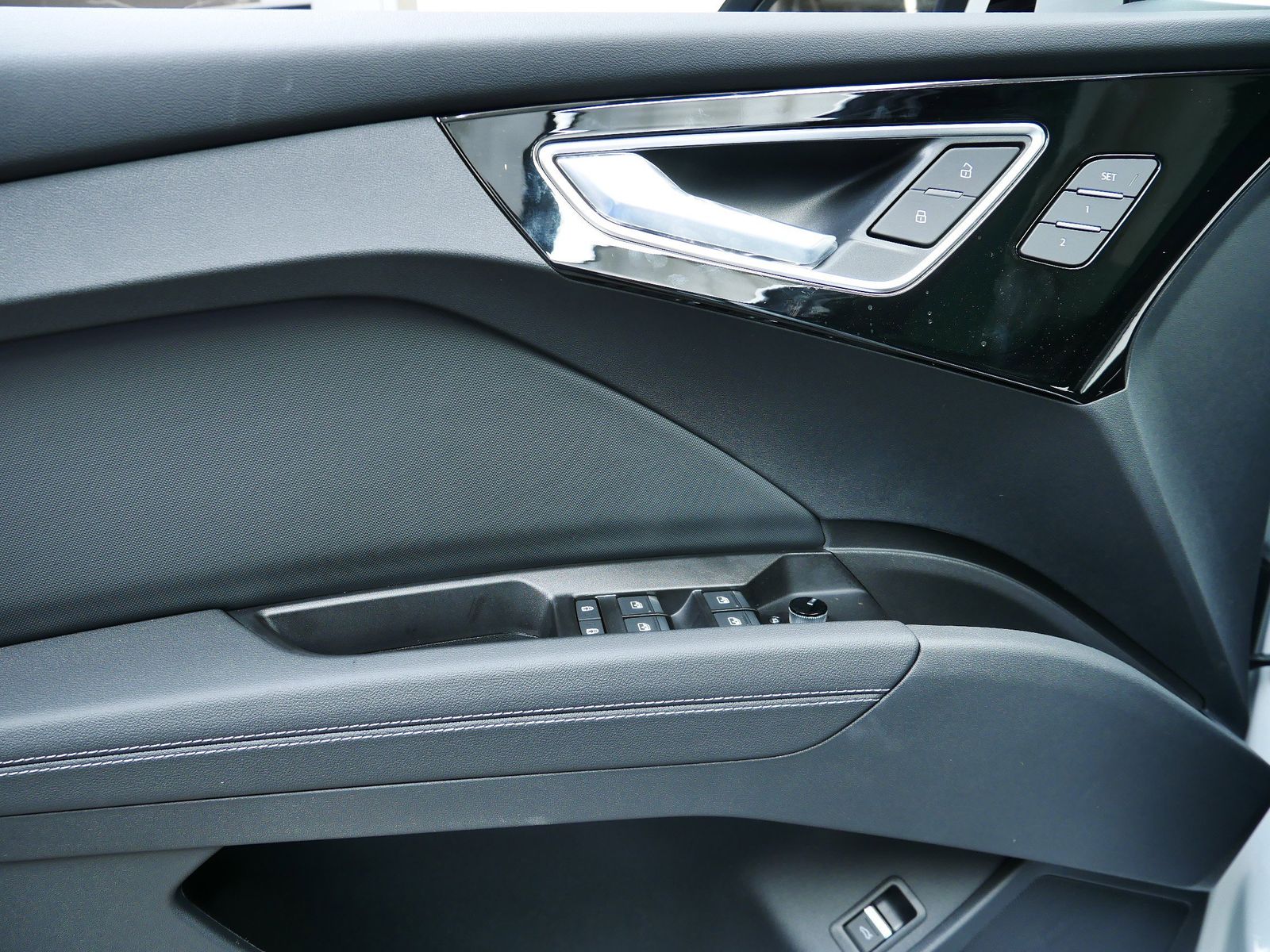 Thumbnail: 2025 Audi Q4 e-tron - 10