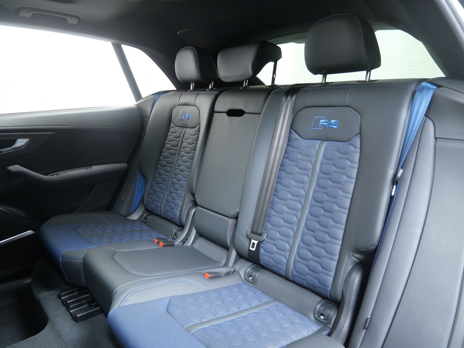 Thumbnail: 2026 Audi RS Q8 - 13