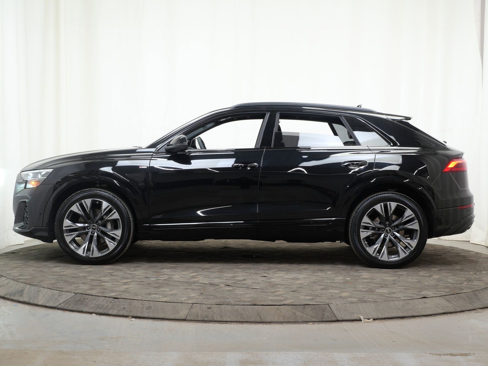 Thumbnail: 2026 Audi Q8 - 3