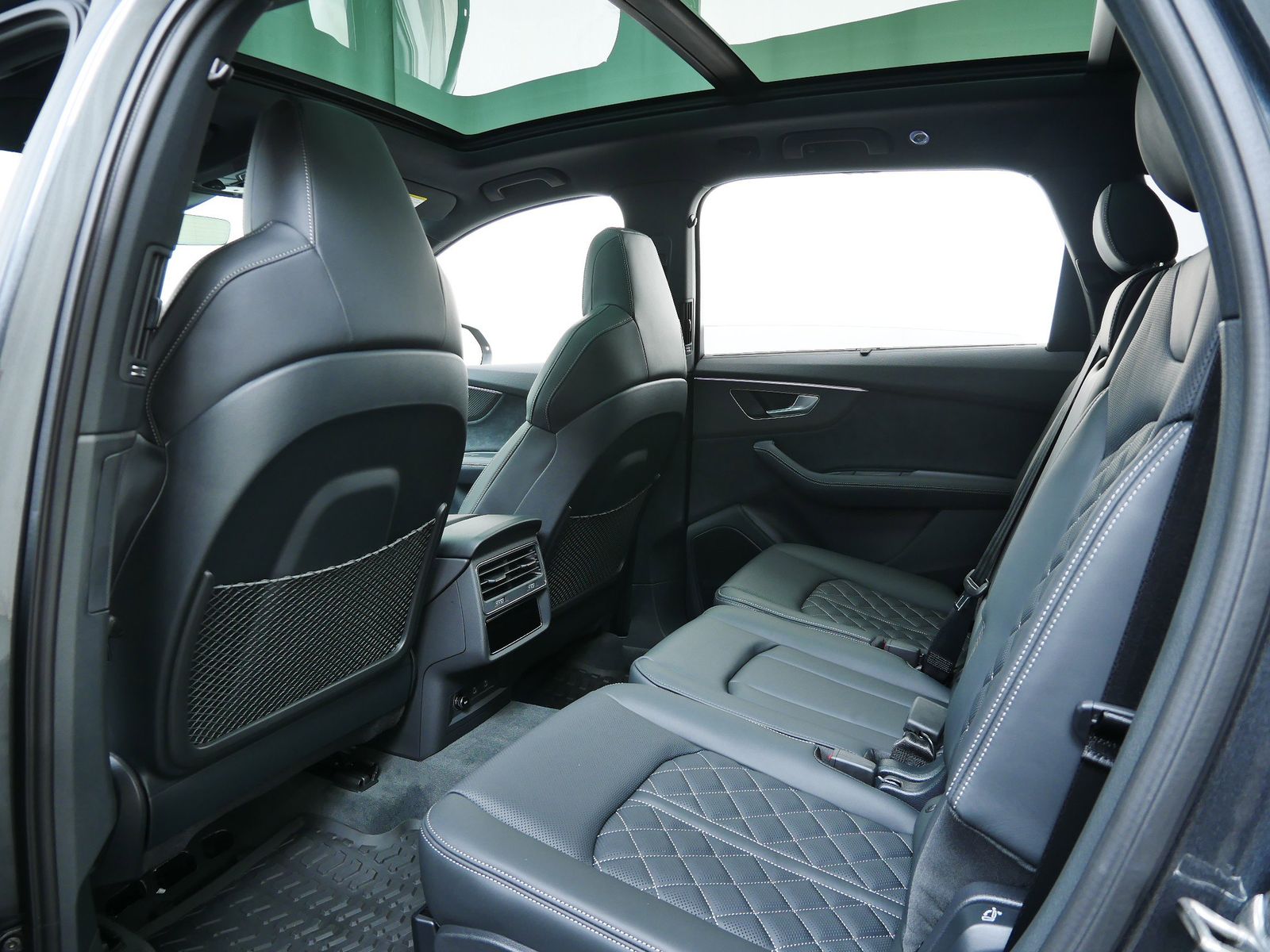 Thumbnail: 2026 Audi SQ7 - 11