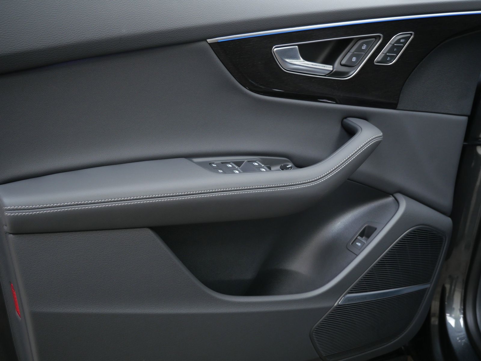 Thumbnail: 2026 Audi Q8 - 10