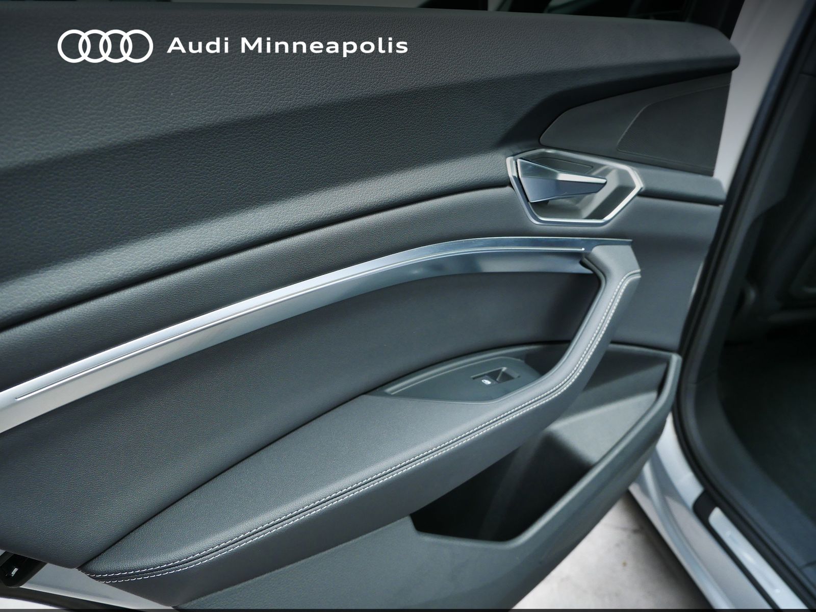 Thumbnail: 2023 Audi e-tron S - 16