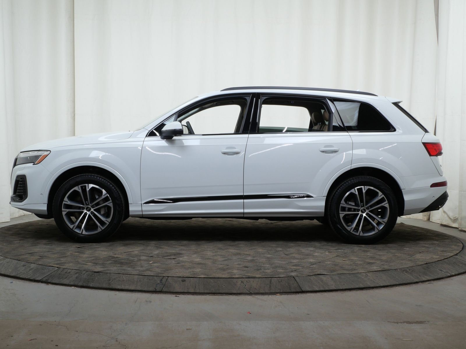 Thumbnail: 2026 Audi Q7 - 3