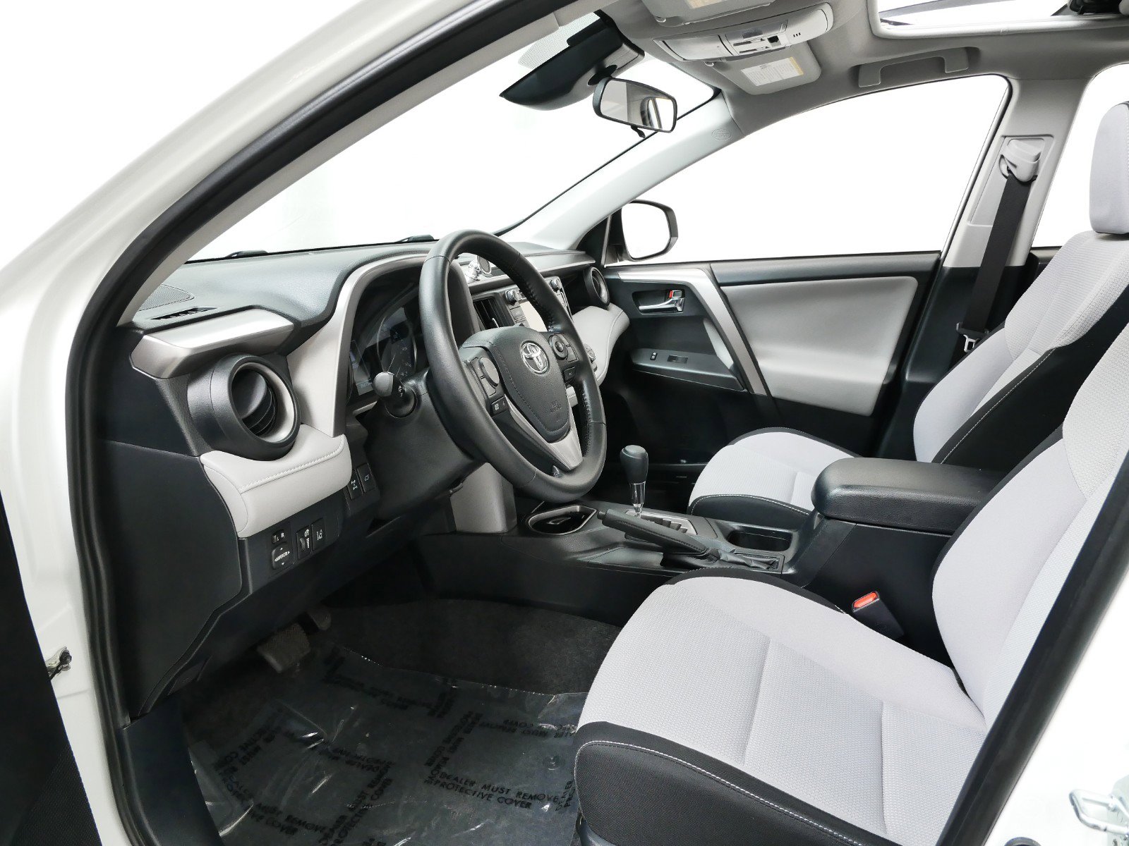 Used 2018 Toyota RAV4 XLE with VIN JTMRFREVXJJ201186 for sale in Minneapolis, Minnesota