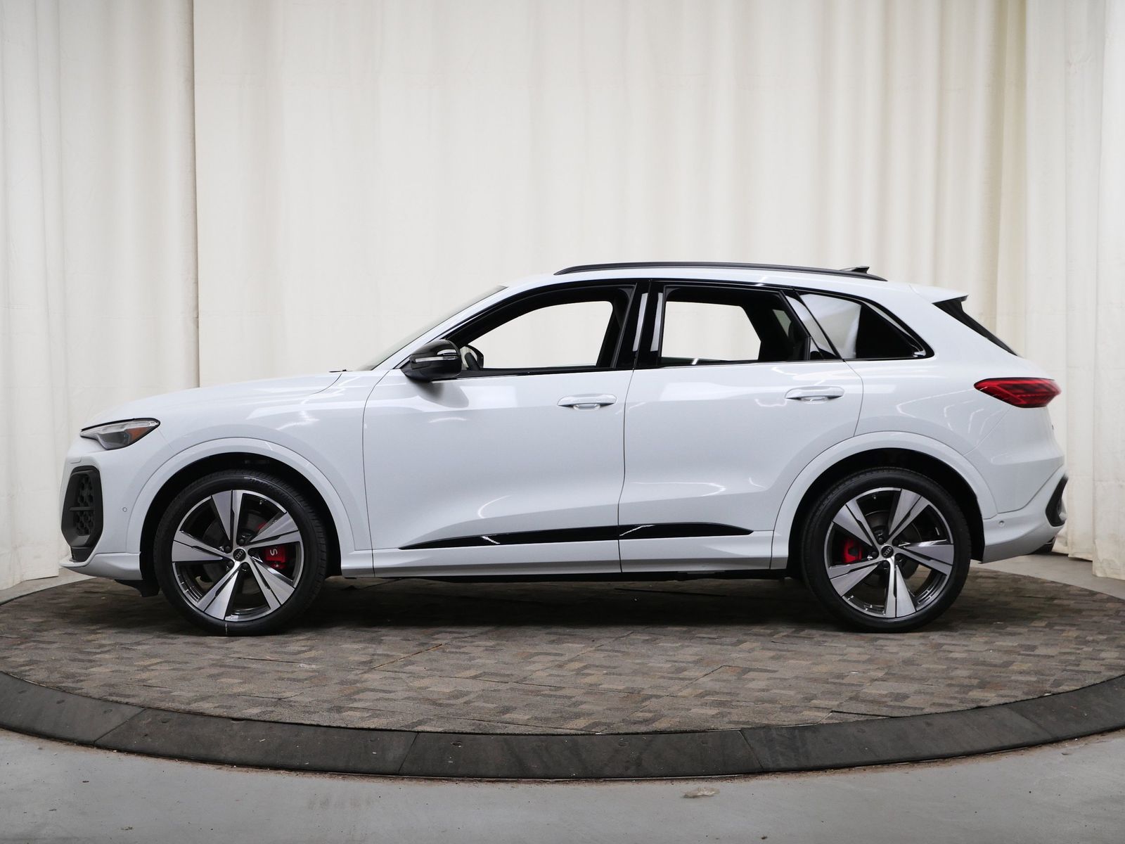 Thumbnail: 2026 Audi SQ5 - 3