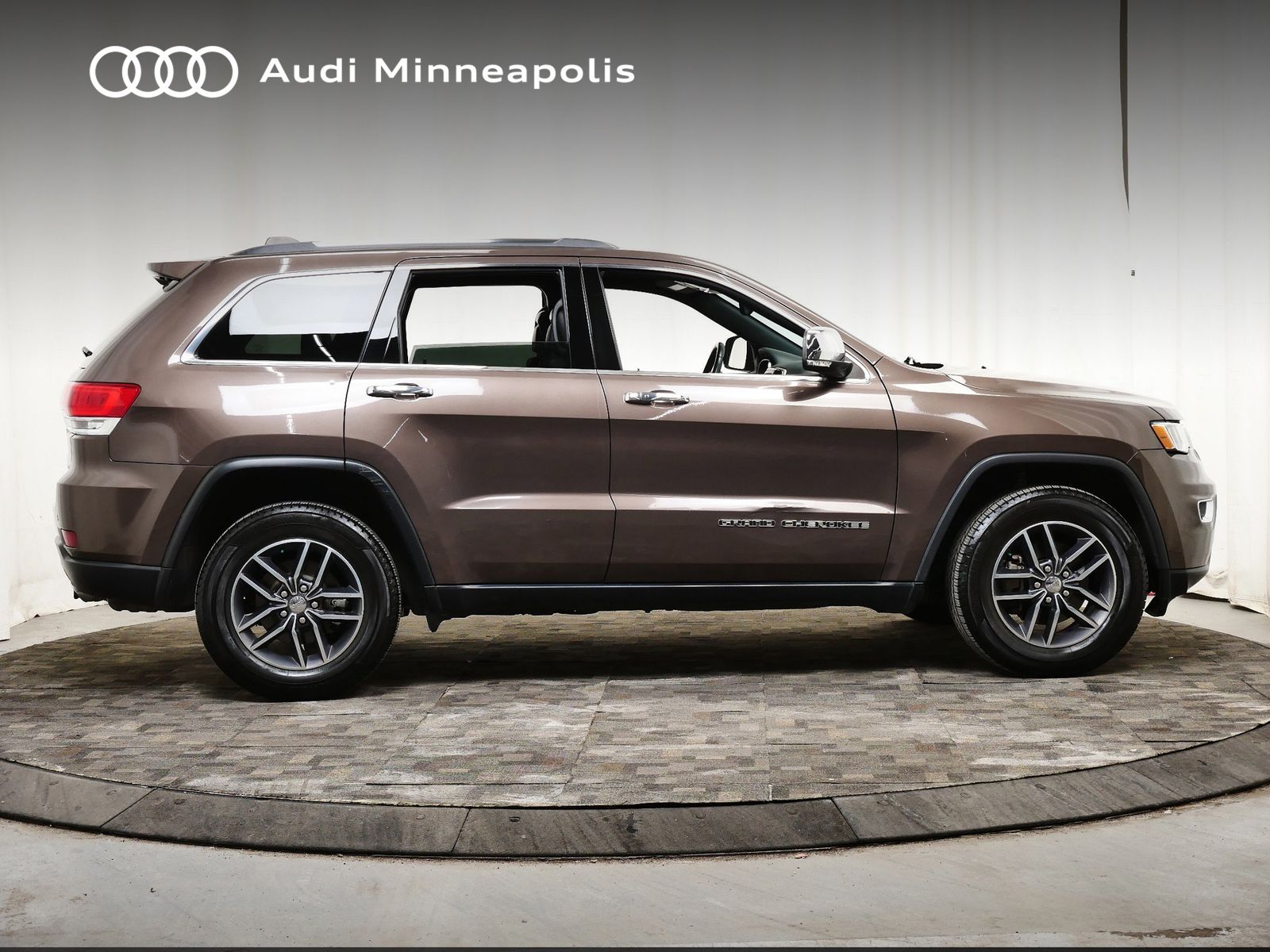 Thumbnail: 2017 Jeep Grand Cherokee - 9