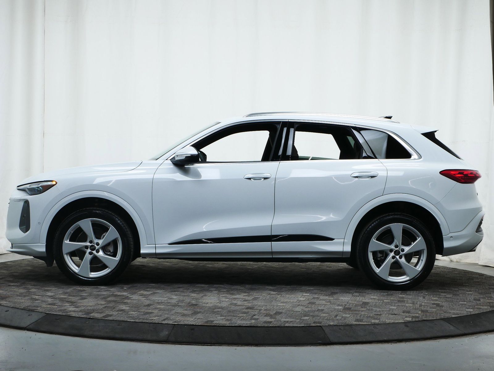 Thumbnail: 2025 Audi Q5 - 3