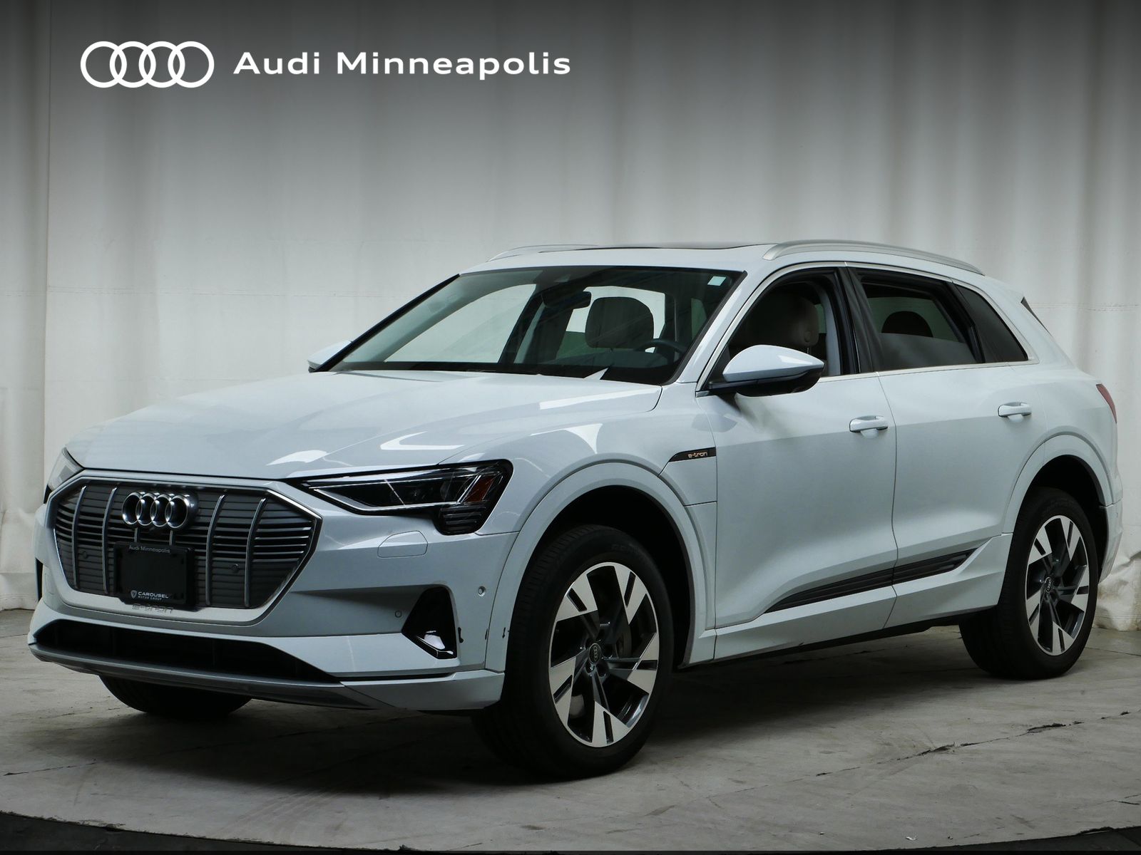 2022 Audi e-tron Premium Plus photo 2