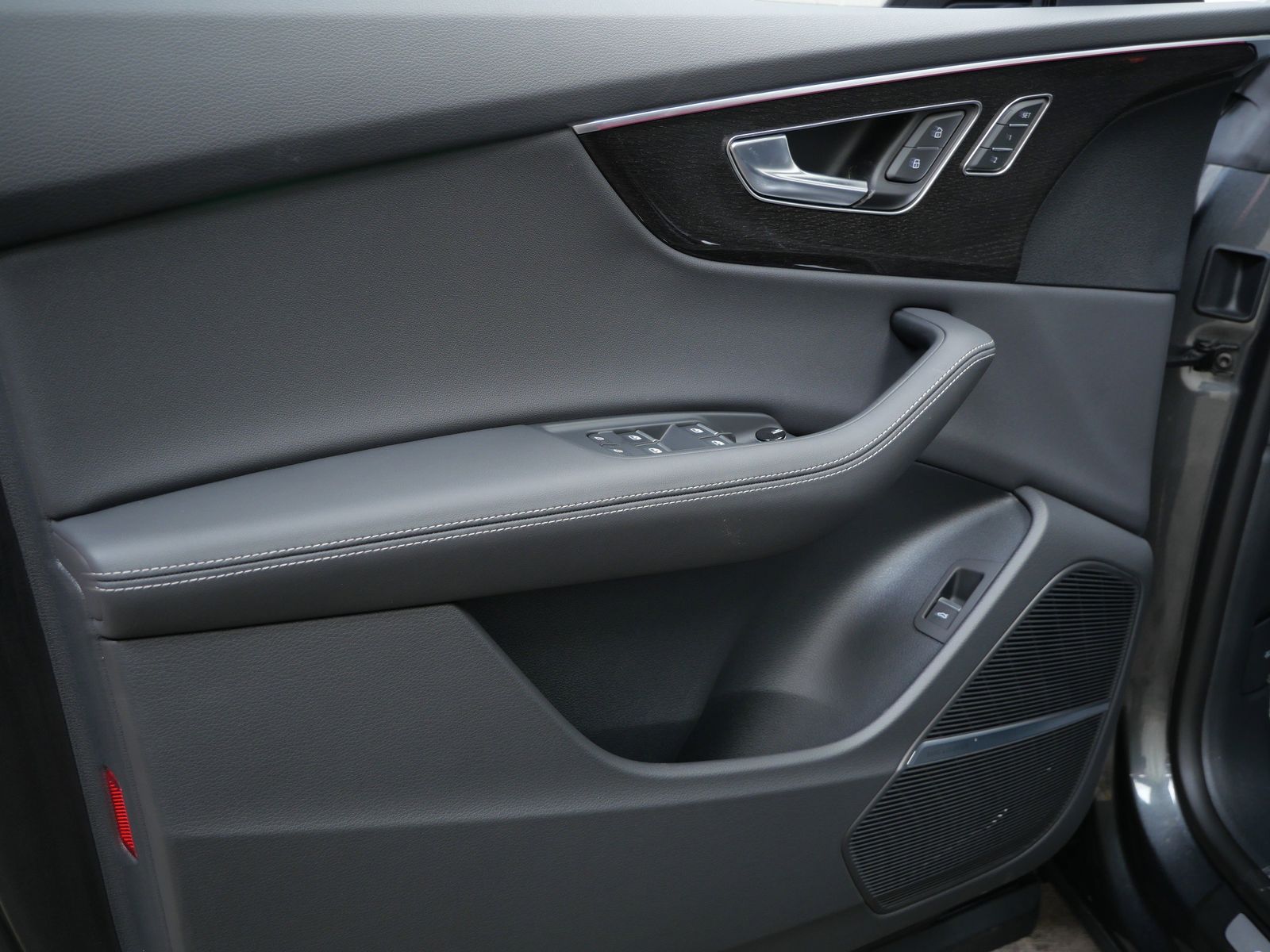 Thumbnail: 2026 Audi Q8 - 10