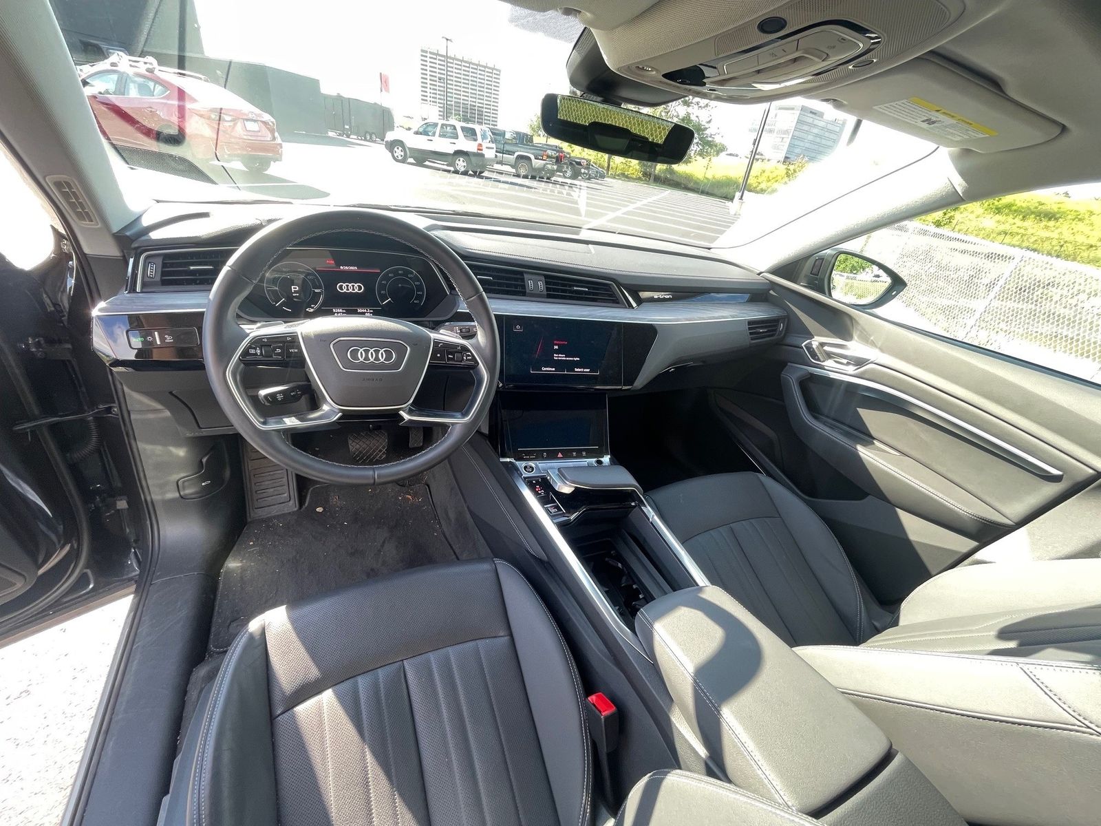 Thumbnail: 2023 Audi e-tron - 2