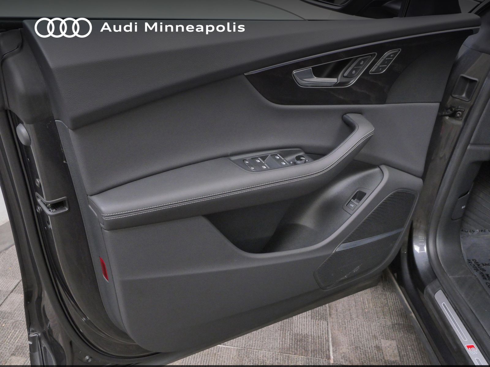 Thumbnail: 2023 Audi Q8 - 13