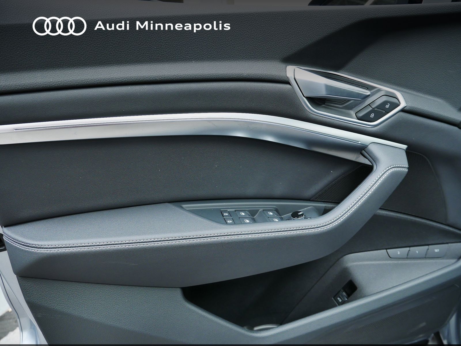 Thumbnail: 2023 Audi e-tron S - 11