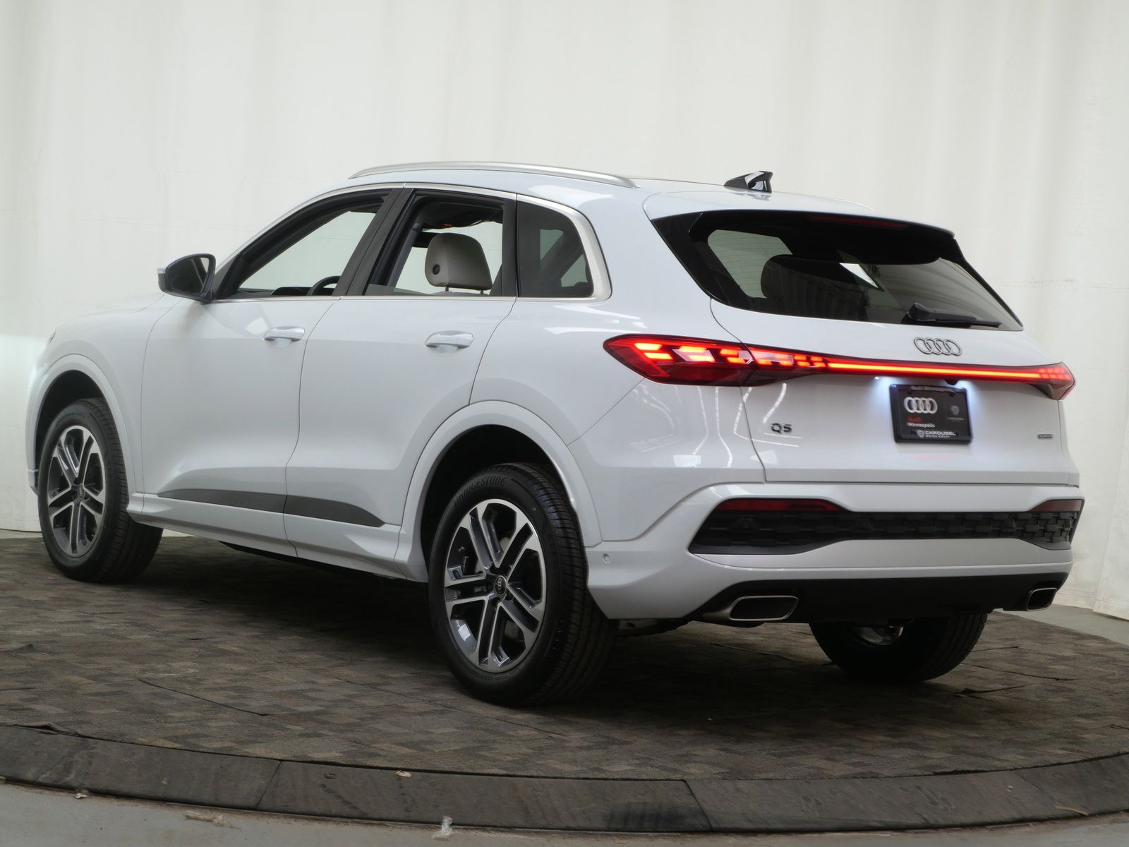 Thumbnail: 2025 Audi Q5 - 4