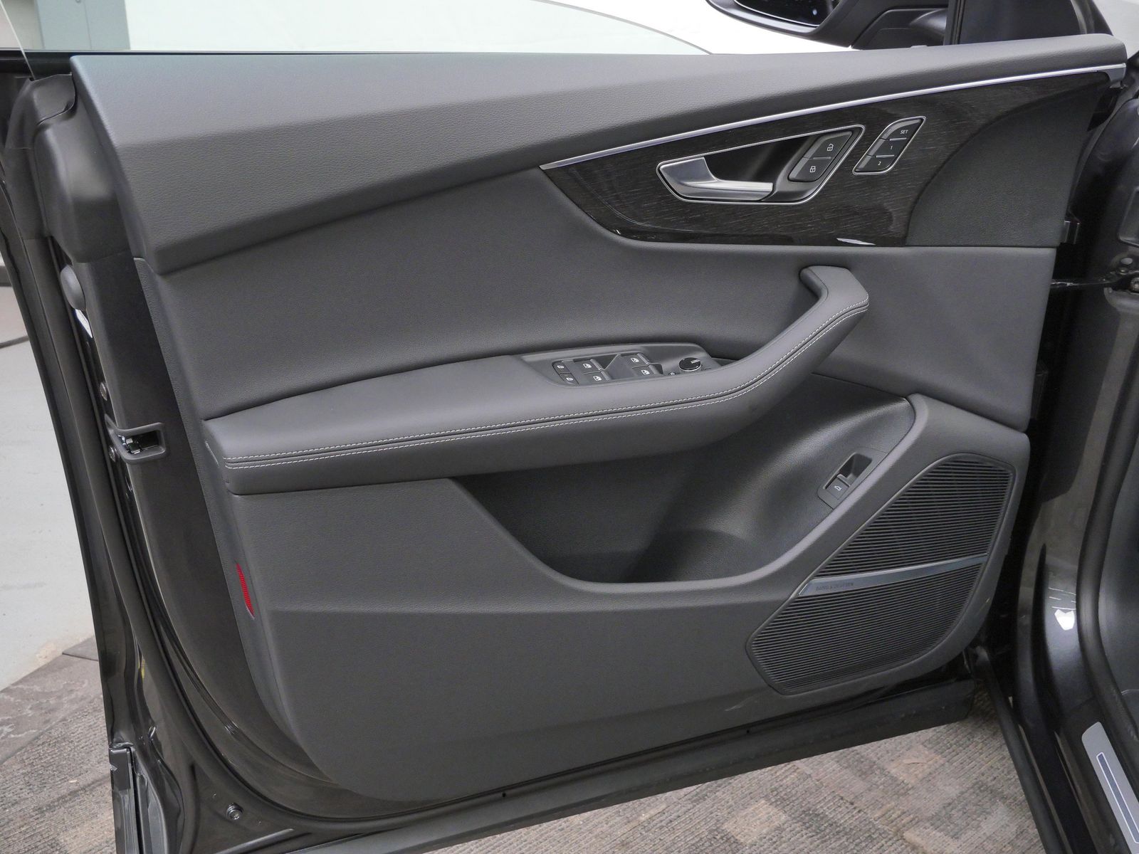 Thumbnail: 2026 Audi Q8 - 10