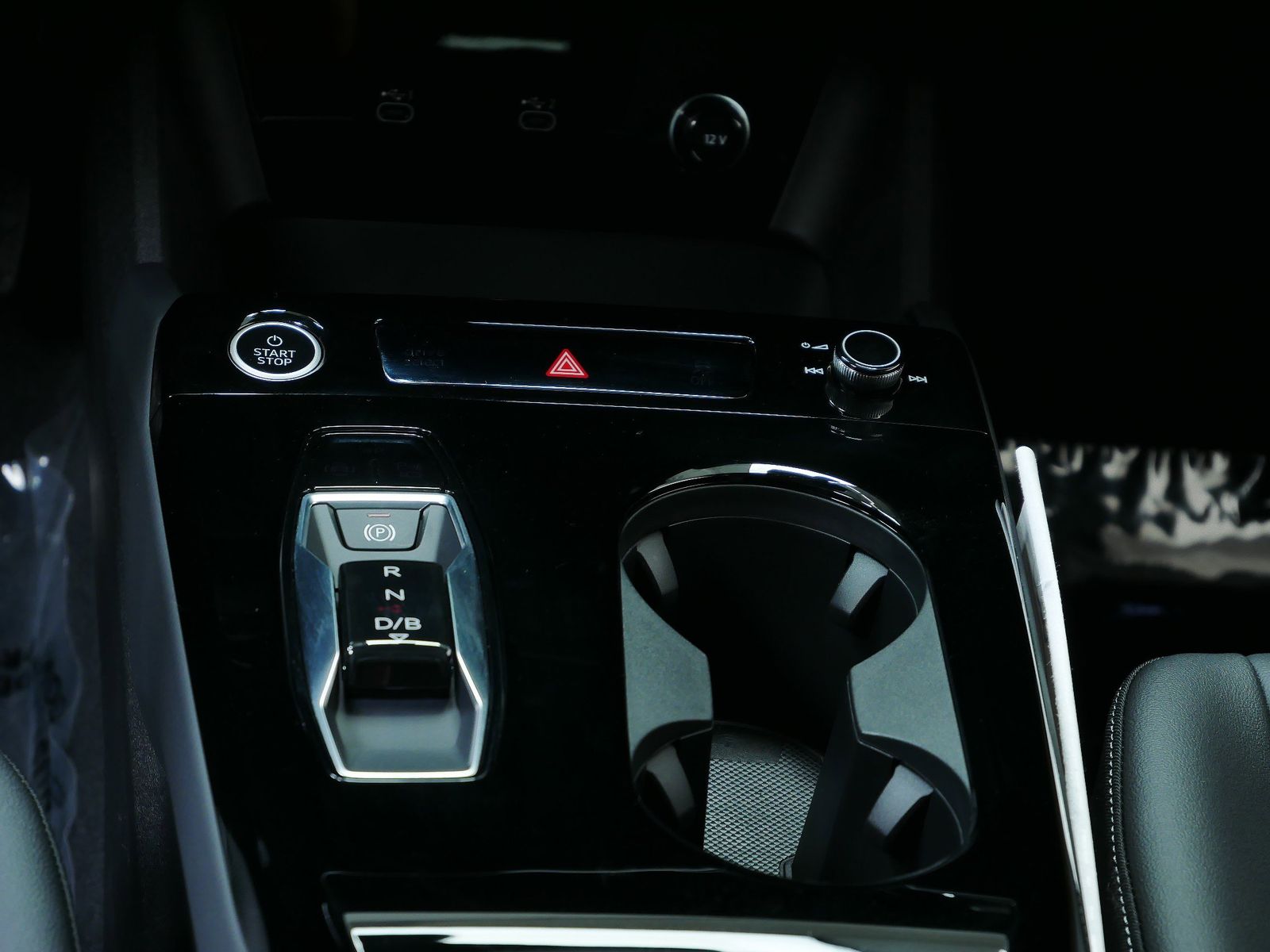 Thumbnail: 2025 Audi Q6 e-tron - 15