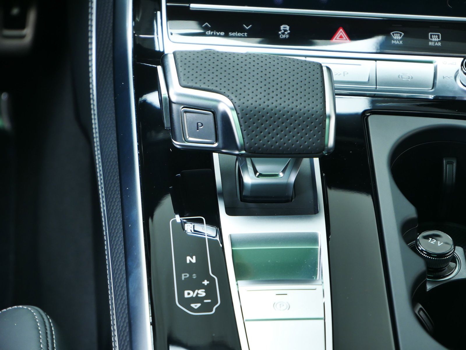 Thumbnail: 2025 Audi RS Q8 - 14