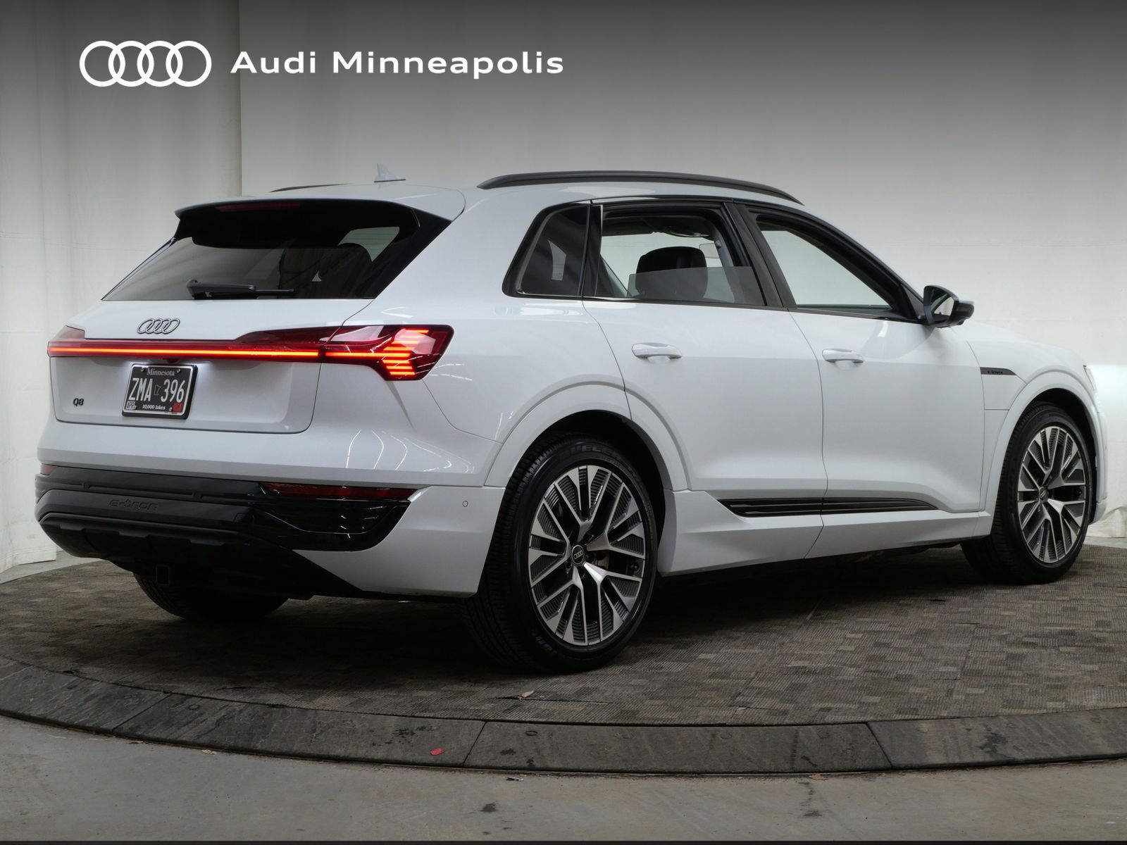 Thumbnail: 2024 Audi Q8 e-tron - 8