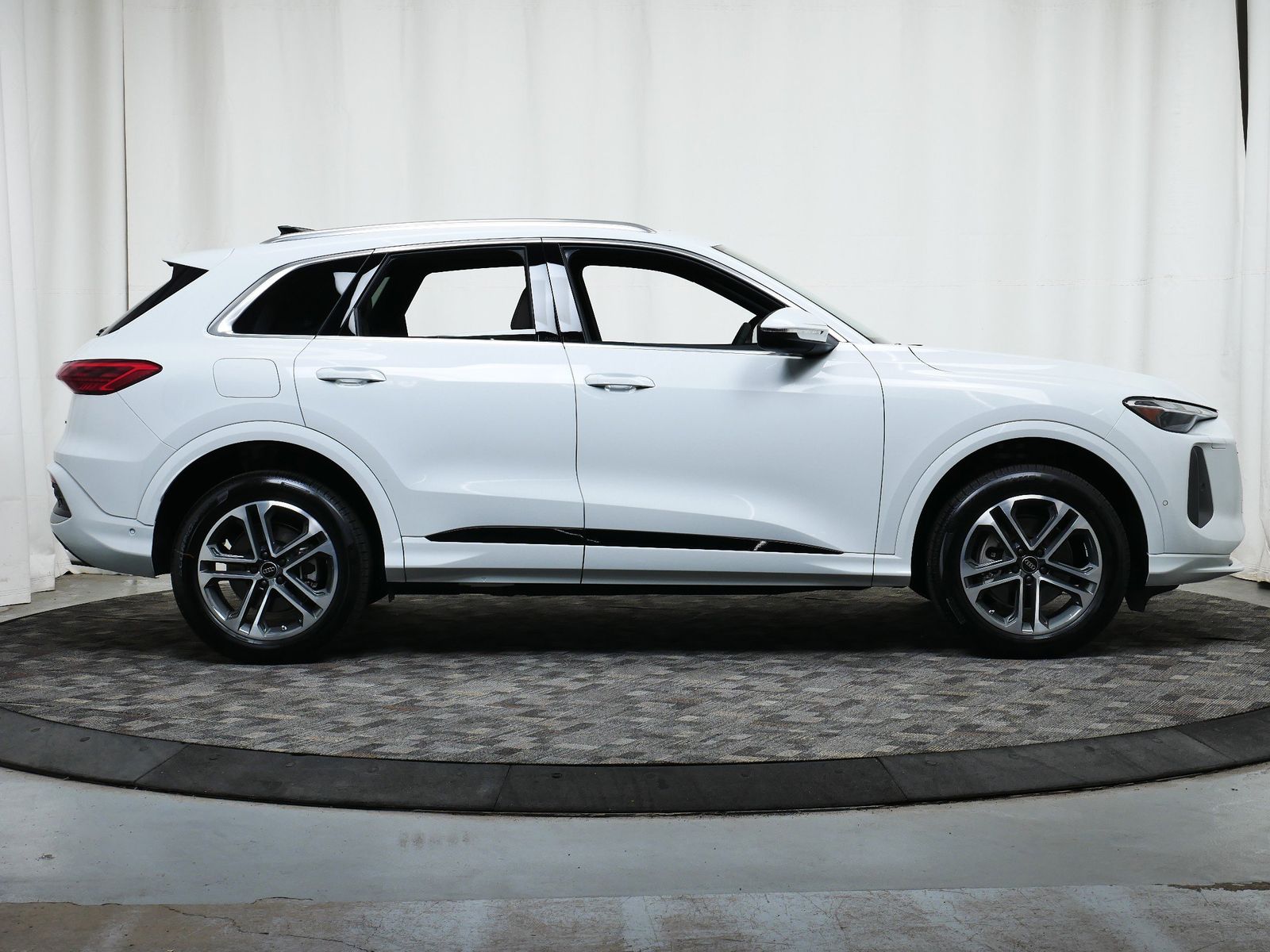 Thumbnail: 2025 Audi Q5 - 7