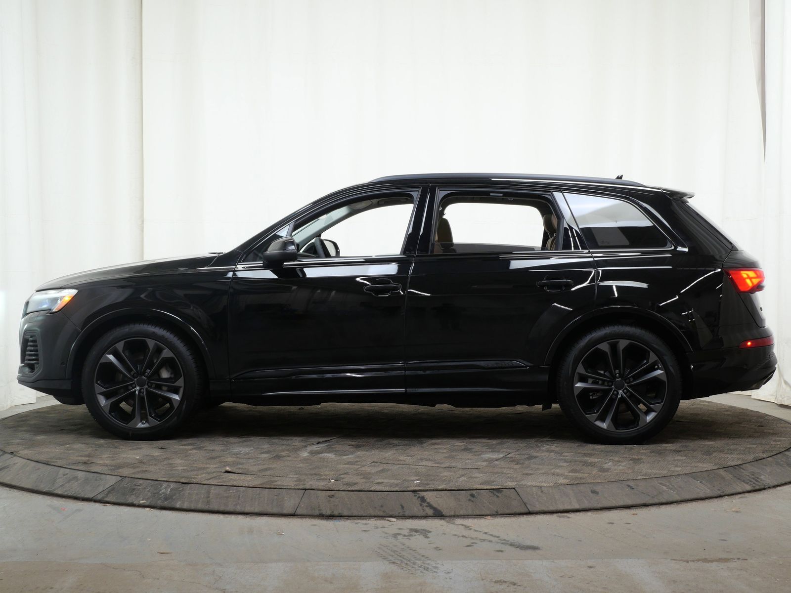 Thumbnail: 2026 Audi Q7 - 3