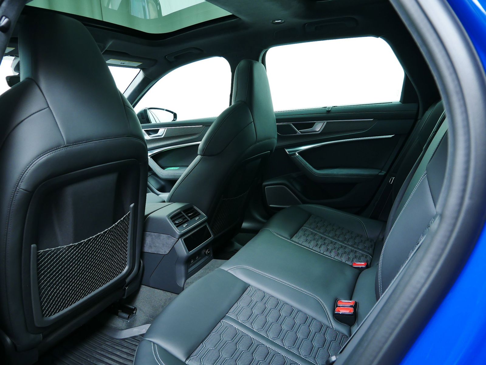 Thumbnail: 2025 Audi RS 6 - 12