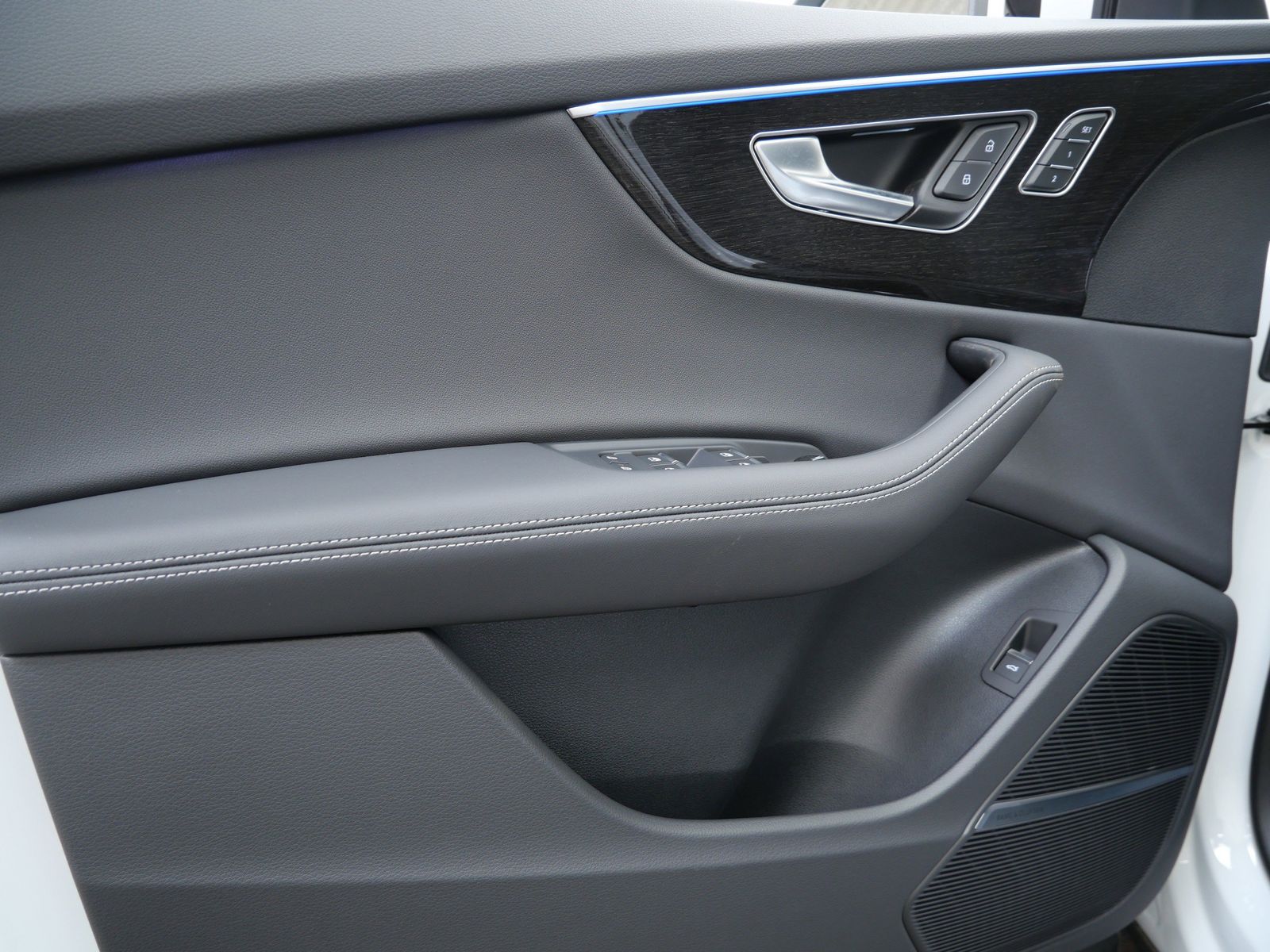 Thumbnail: 2026 Audi Q8 - 10