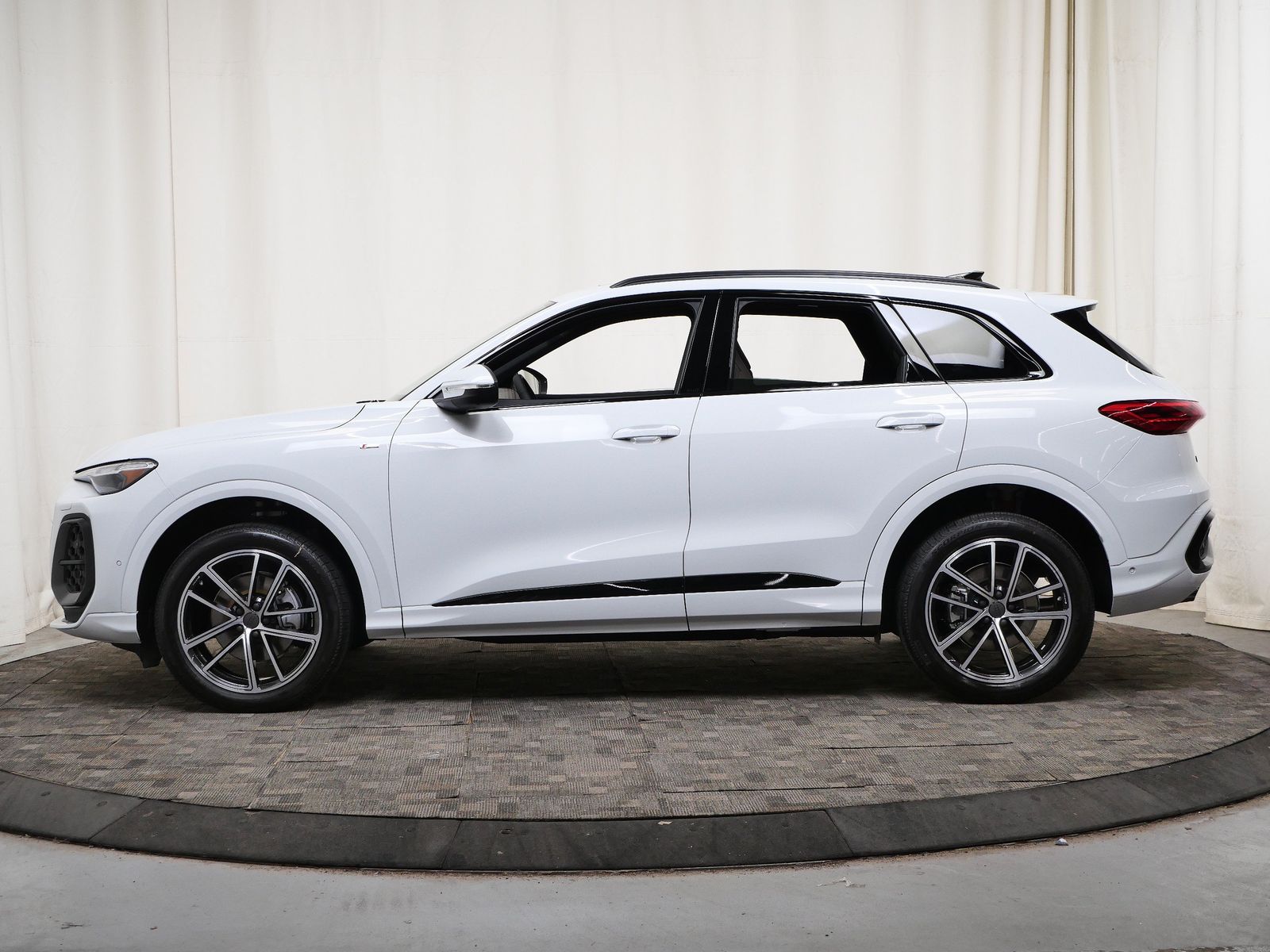 Thumbnail: 2026 Audi Q5 - 3