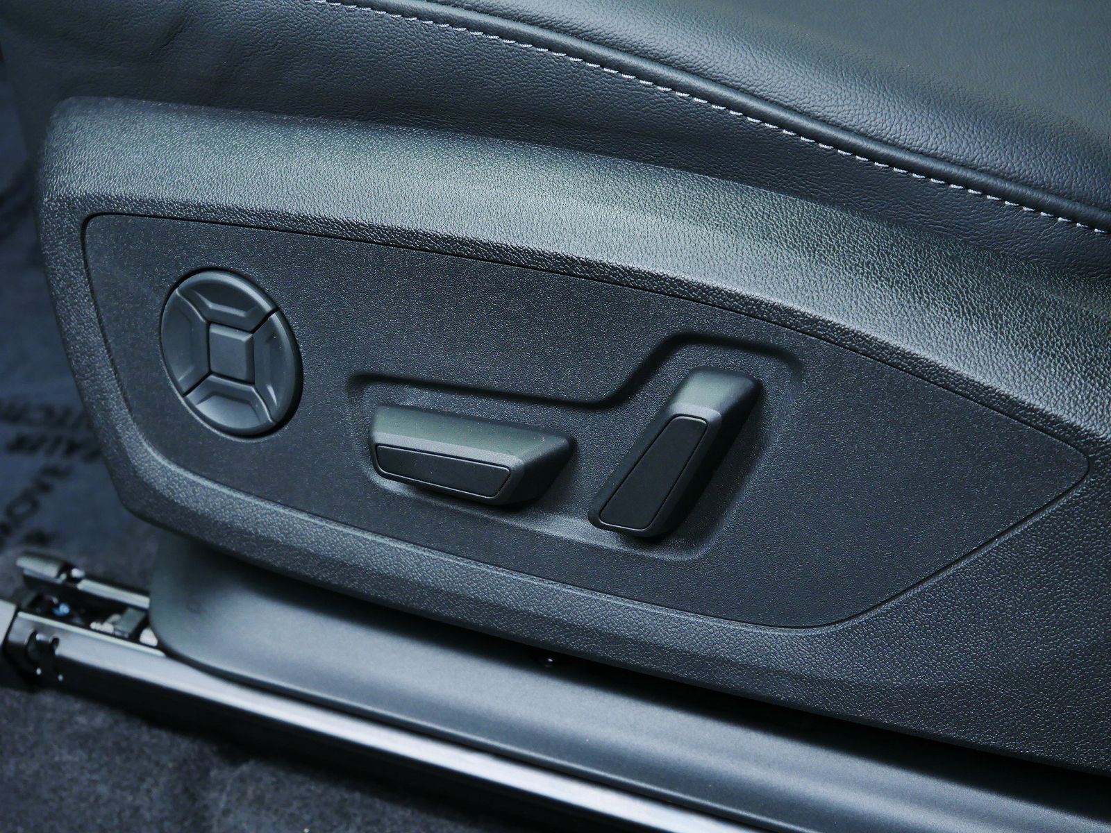 Thumbnail: 2025 Audi Q6 e-tron - 11