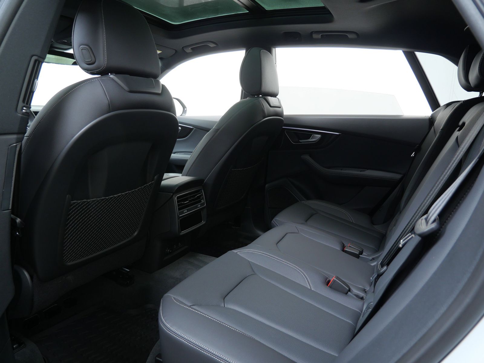 Thumbnail: 2026 Audi Q8 - 12