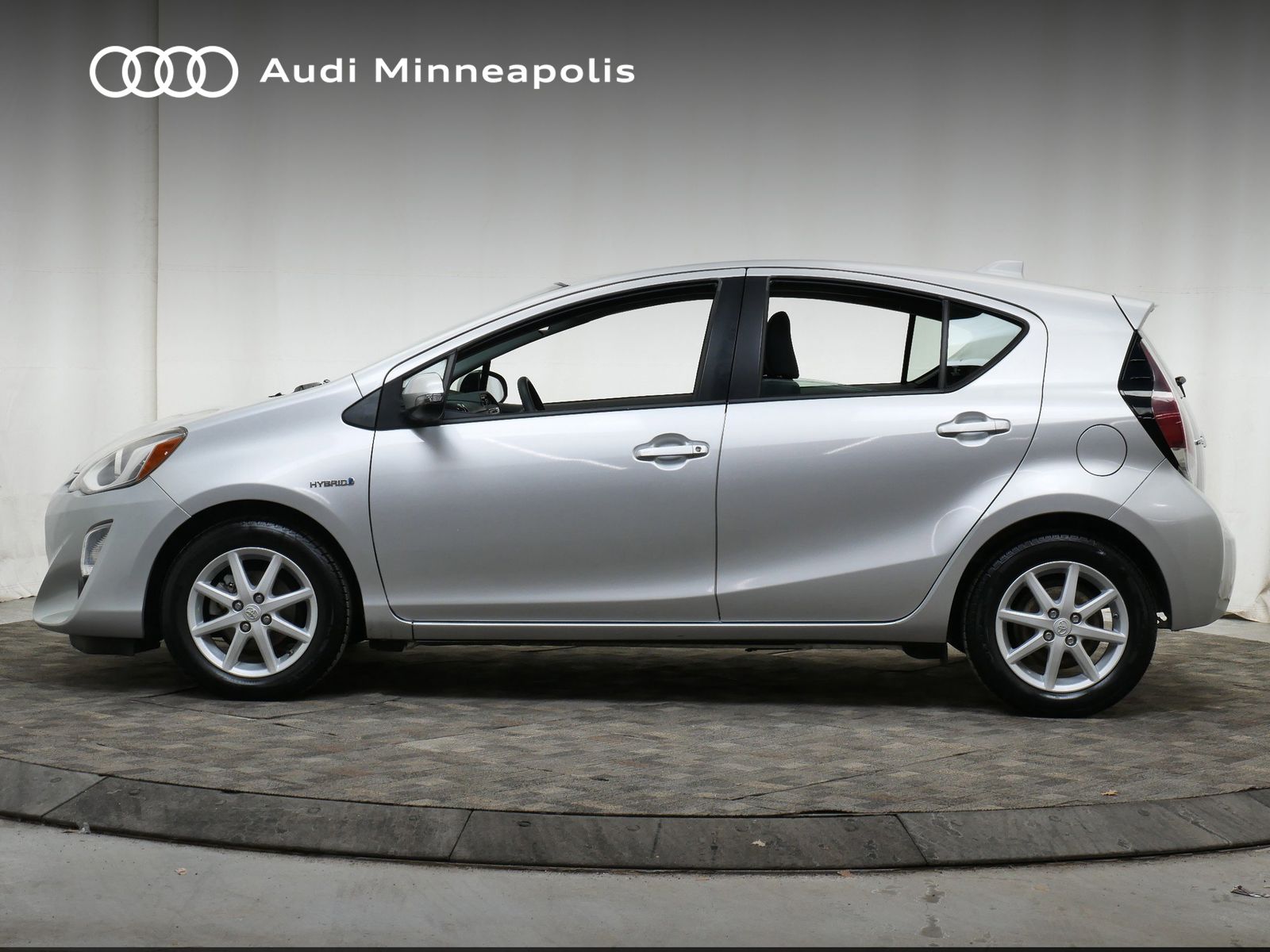 Thumbnail: 2015 Toyota Prius c - 3