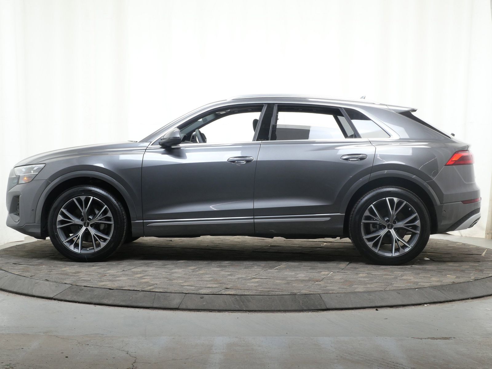 Thumbnail: 2026 Audi Q8 - 3