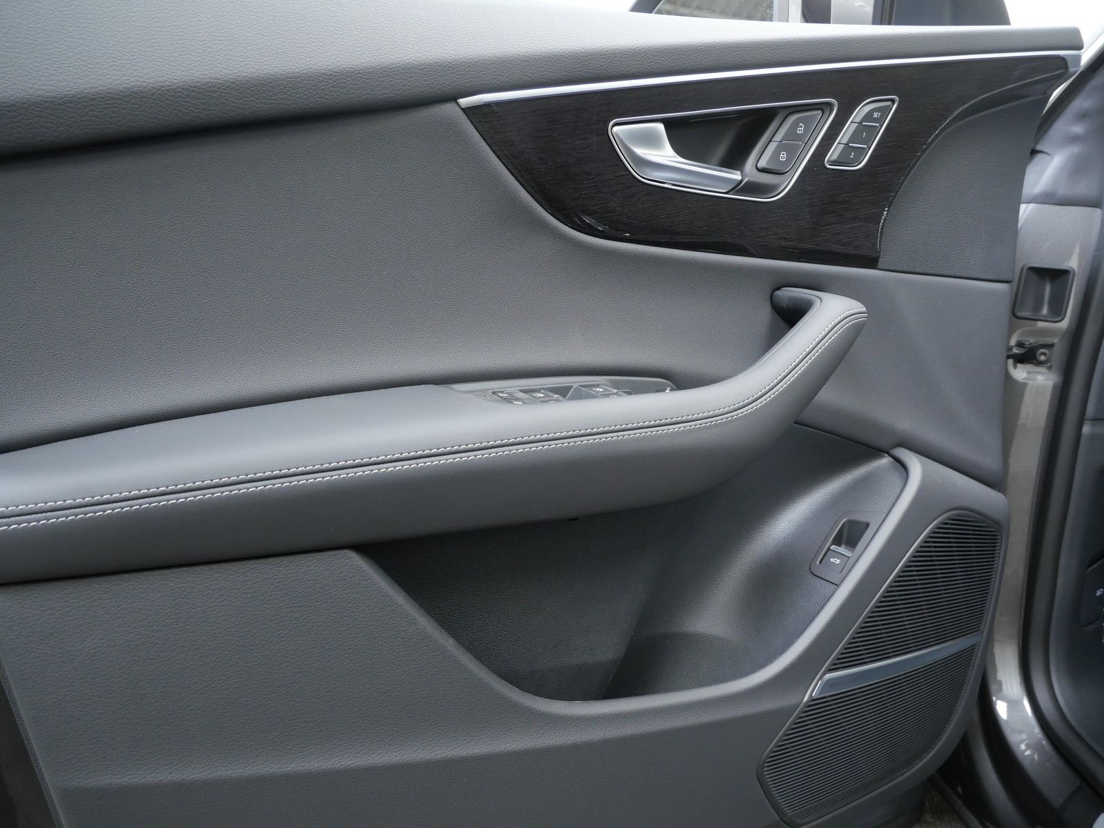 Thumbnail: 2026 Audi Q8 - 10