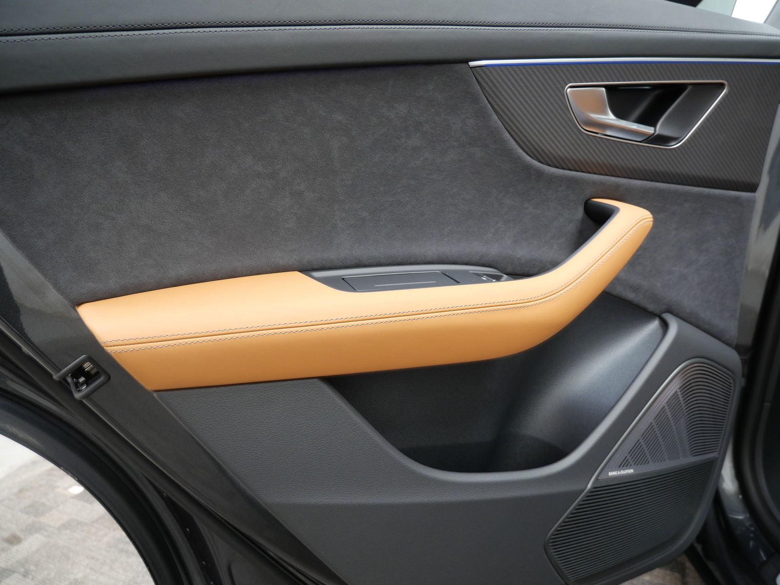 Thumbnail: 2026 Audi RS Q8 - 12